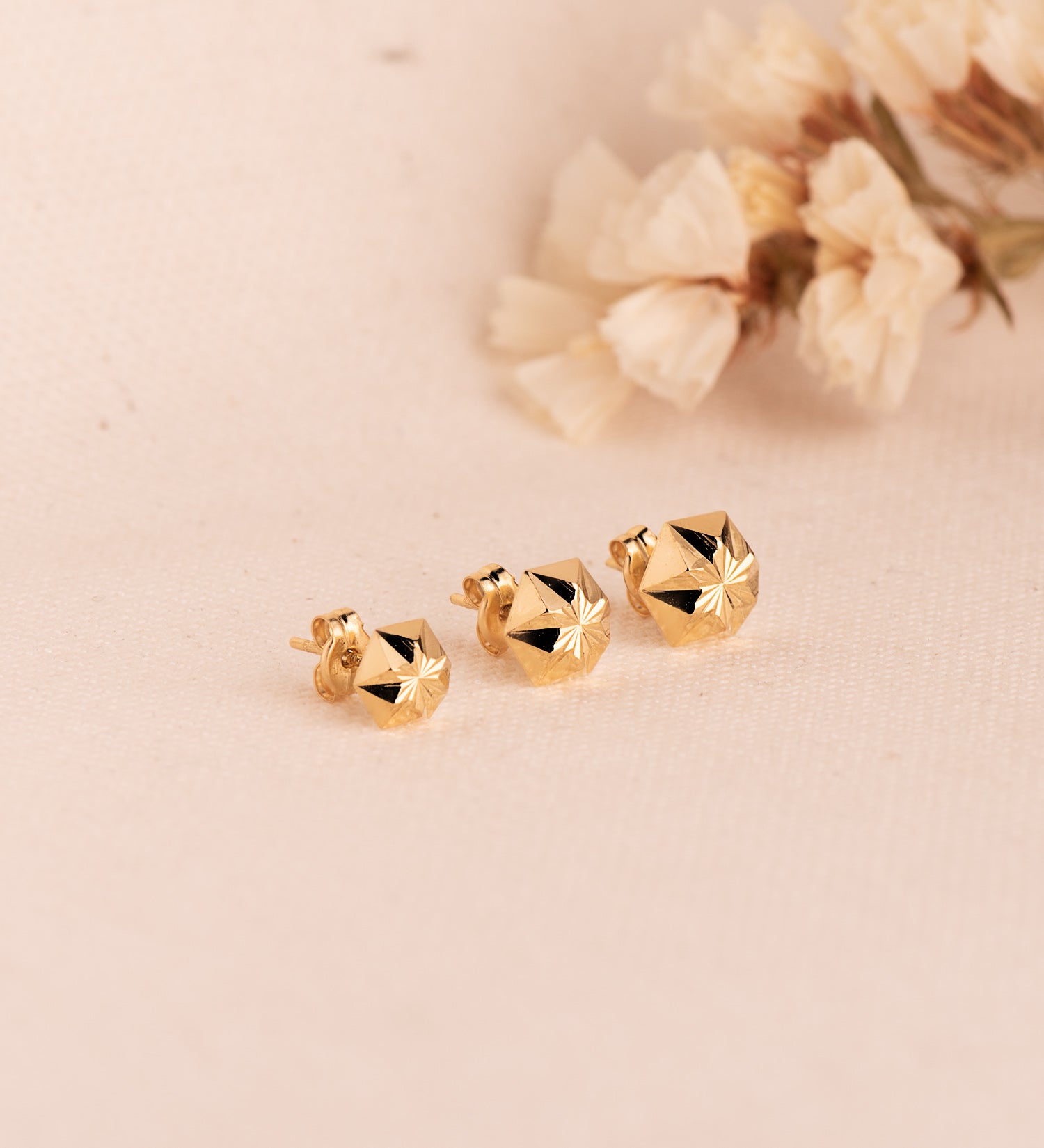 Boucles d'oreilles en Or Jaune 18K Étoiles Sculptées Taille : 7 X 6 mm Fermeture à Pression