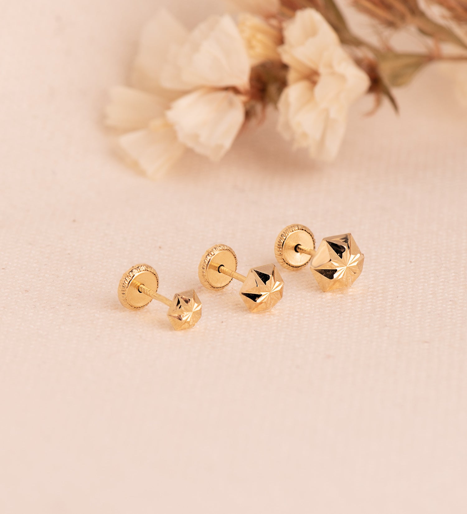 Boucles d'oreilles Étoile Sculptée en Or Jaune 18K Taille : 7 X 6 mm Fermeture à Écrou