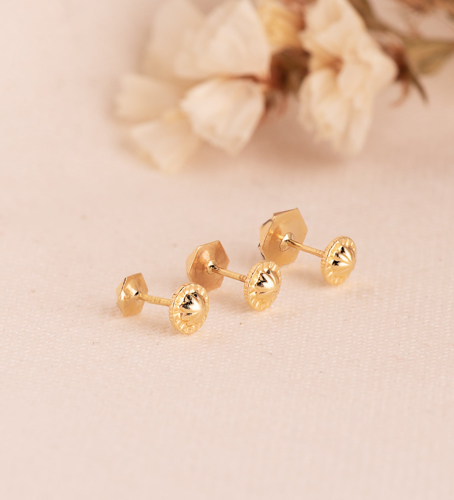 Boucles d'oreilles Étoile Sculptée en Or Jaune 18K Taille : 7 X 6 mm Fermeture à Écrou