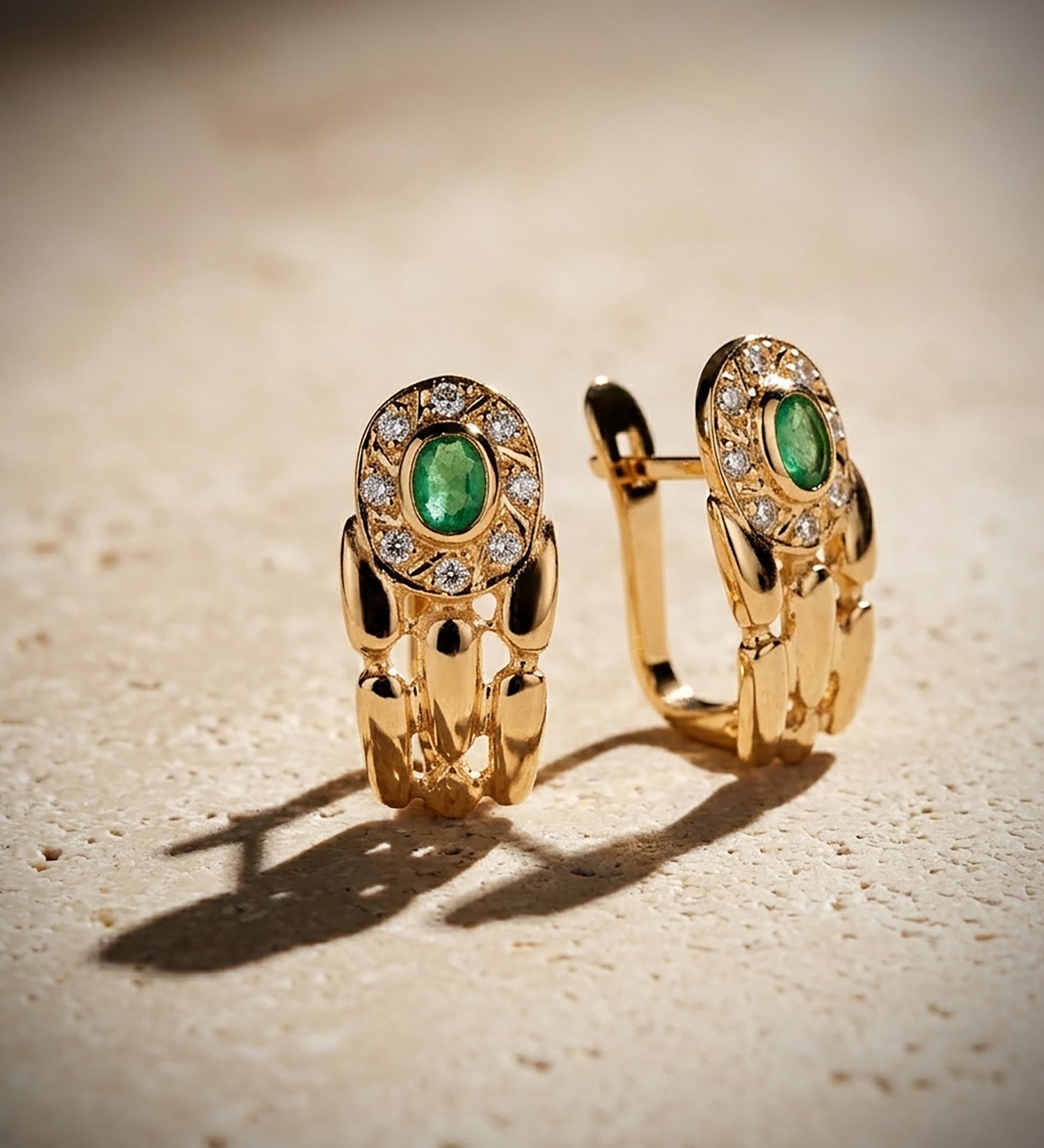 Boucles d'oreilles Panter en Or Jaune 18K avec Émeraude et Zircon Fermeture Catalan 16 X 8 mm