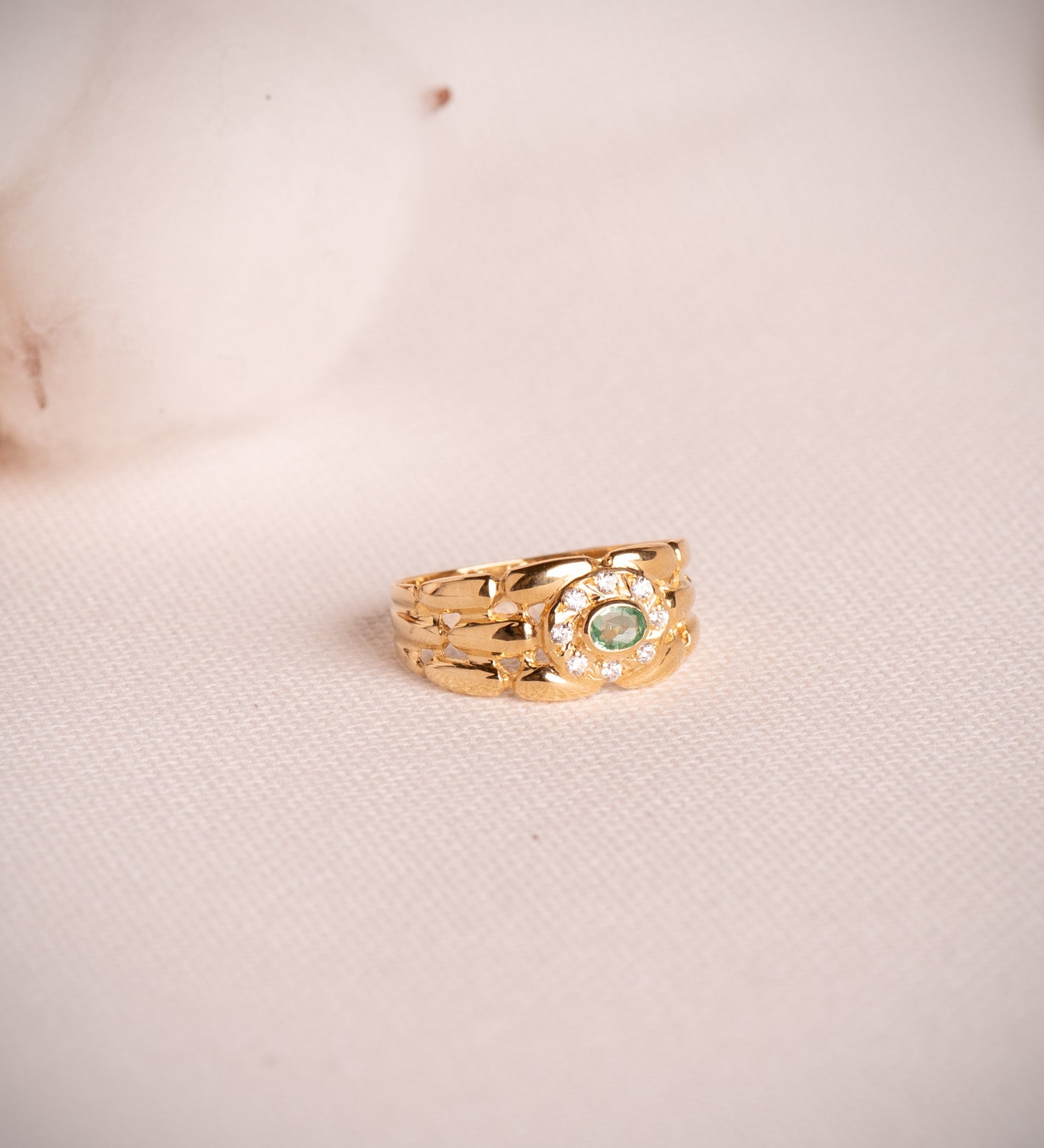 Panter 18K gulguldring med zirkoner och naturlig smaragd 4X3 mm Bredd: 9 mm