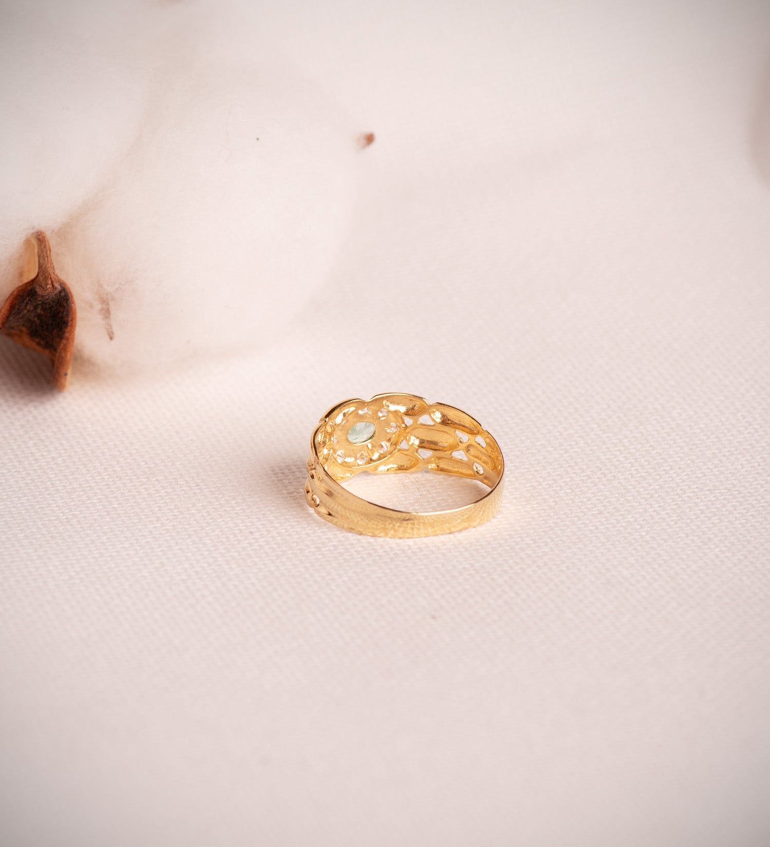 Panter 18K gulguldring med zirkoner och naturlig smaragd 4X3 mm Bredd: 9 mm