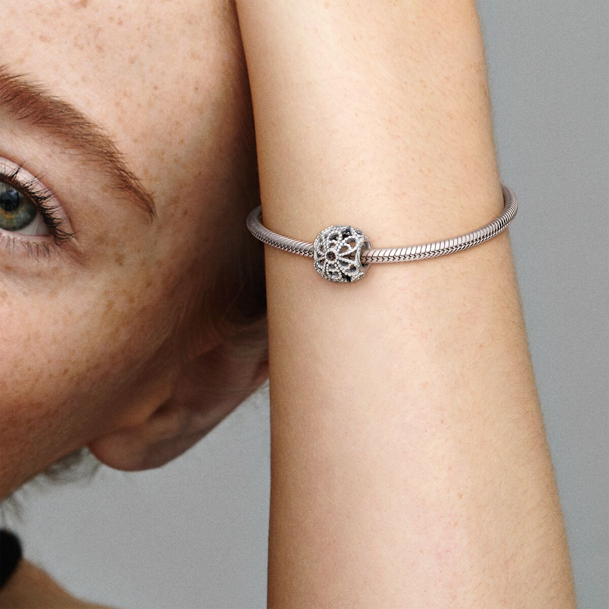 Charm floral calado con cuentas | Pandora