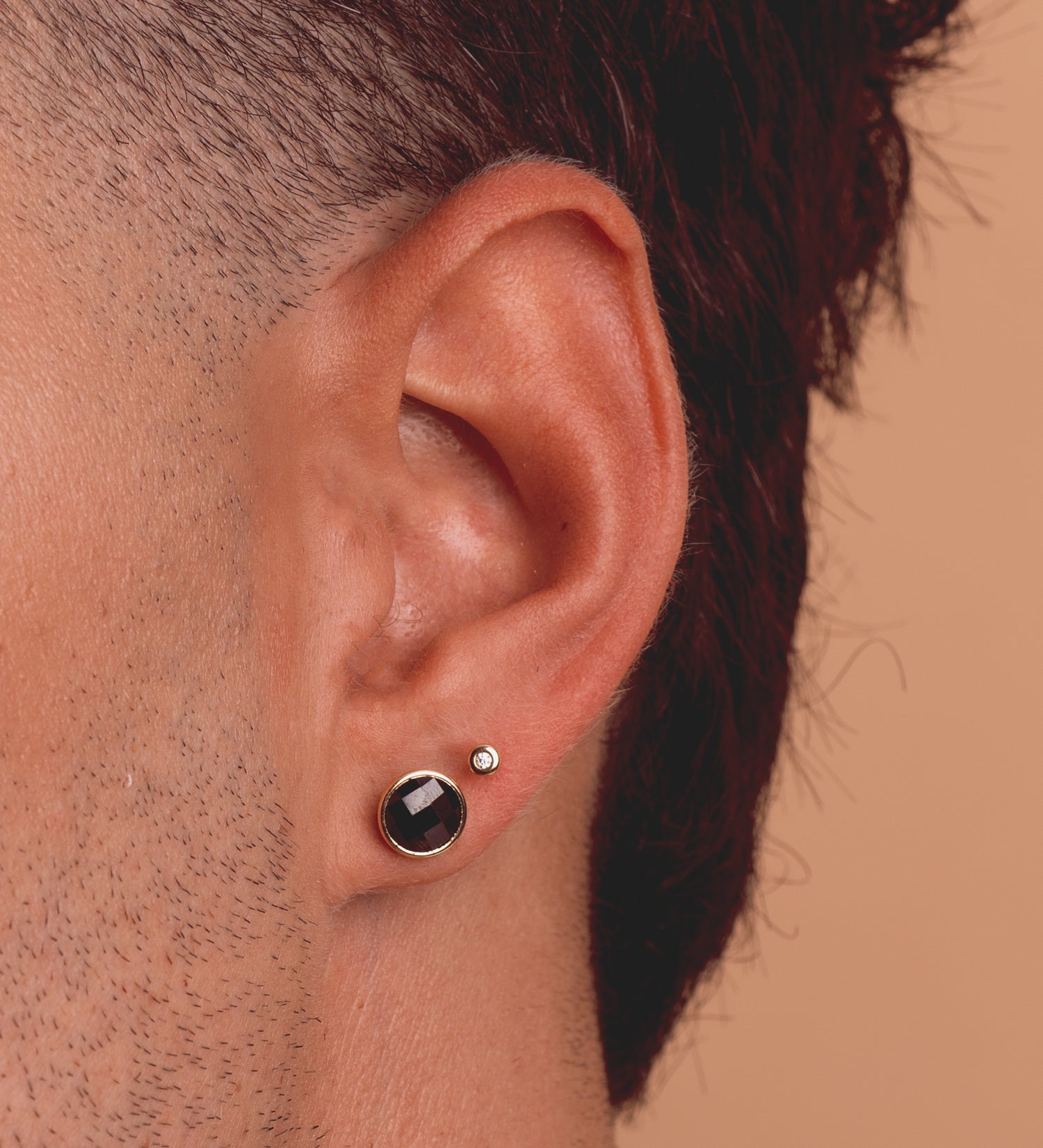 Boucles d'oreilles Chaton en Or Jaune 18K avec Zircon Noir Largeur : 8,5 mm Fermoir Poussettes Papillon