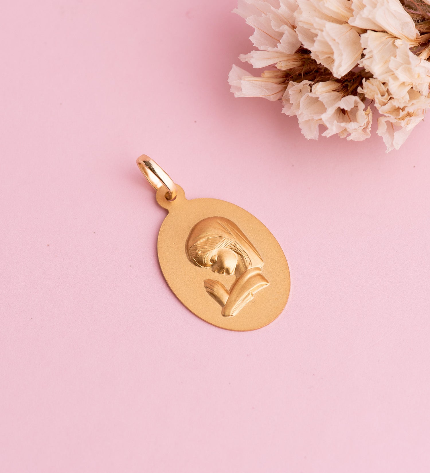 18K sárga aranyérem szűz lány ovális, sima árnyékolású Méret: 23 x 15 mm