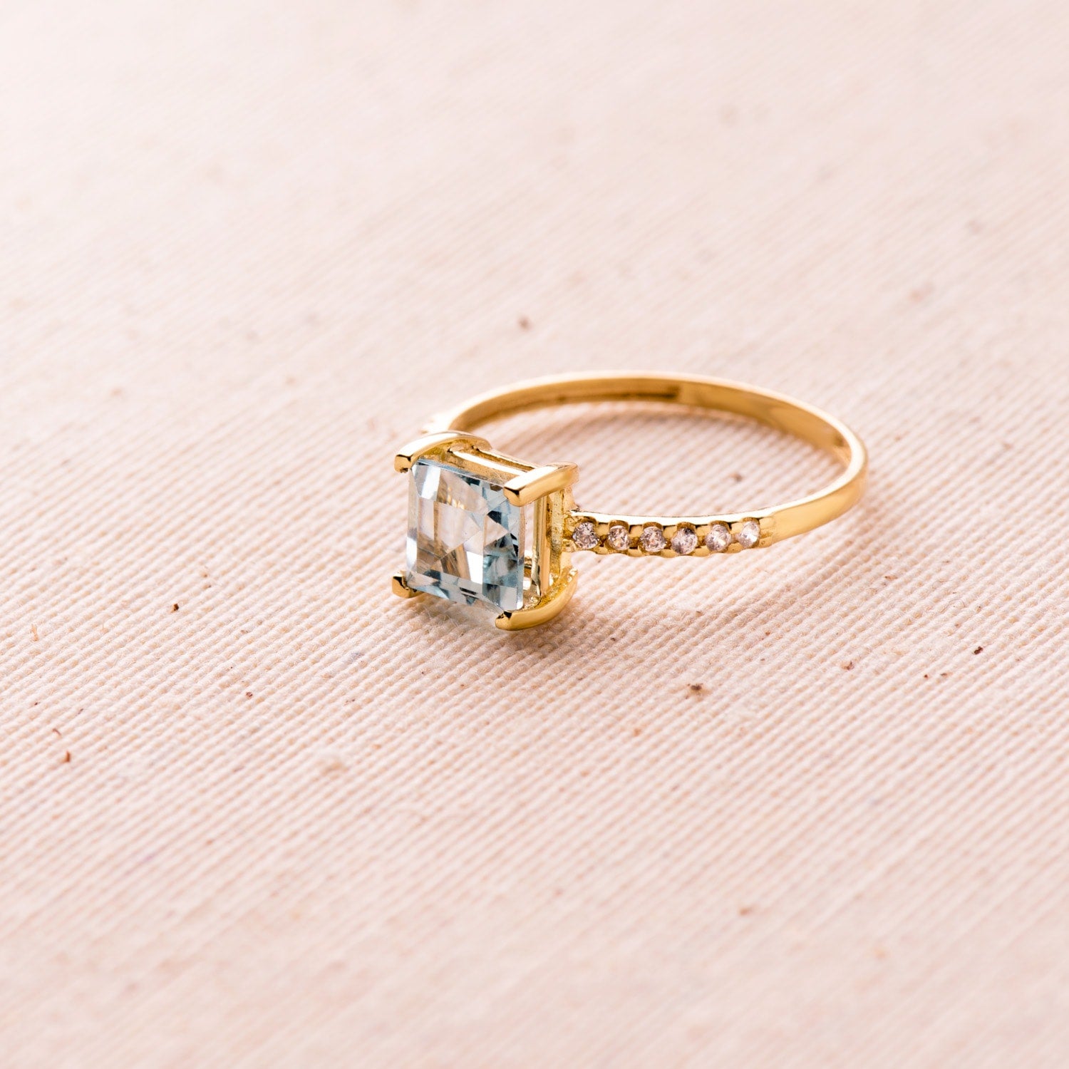 18K gul guld ring zirkoner og blå topaz 6x6 mm kropsbredde 1,5 mm