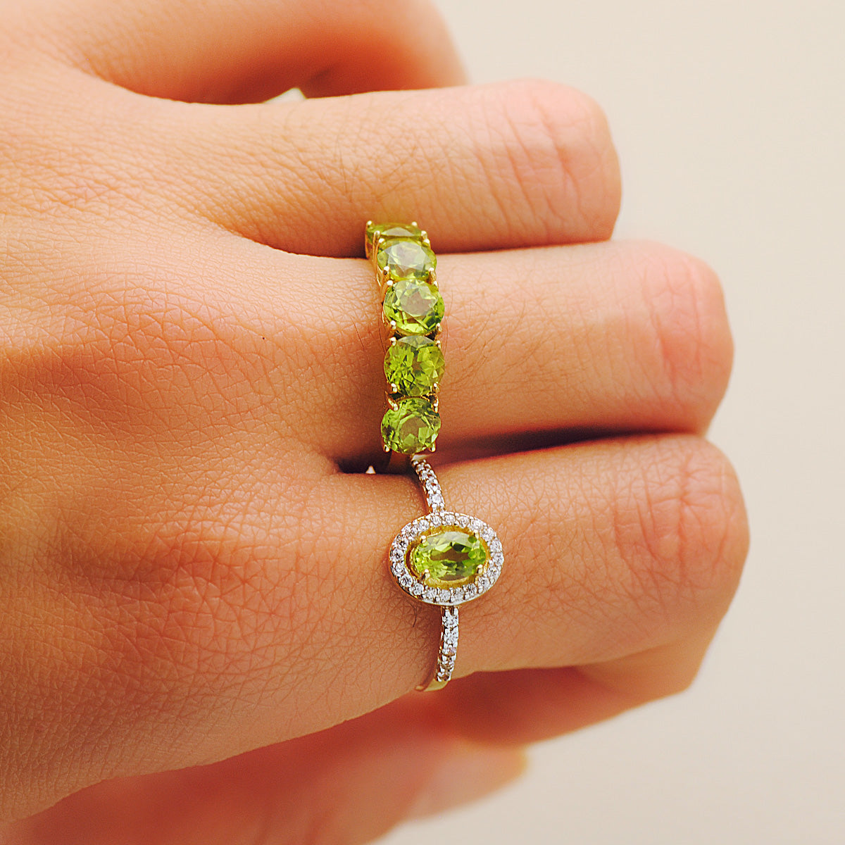 Ring 18K gult guld med 5 naturliga peridotstenar 2,87 Qts Bredd 5 mm