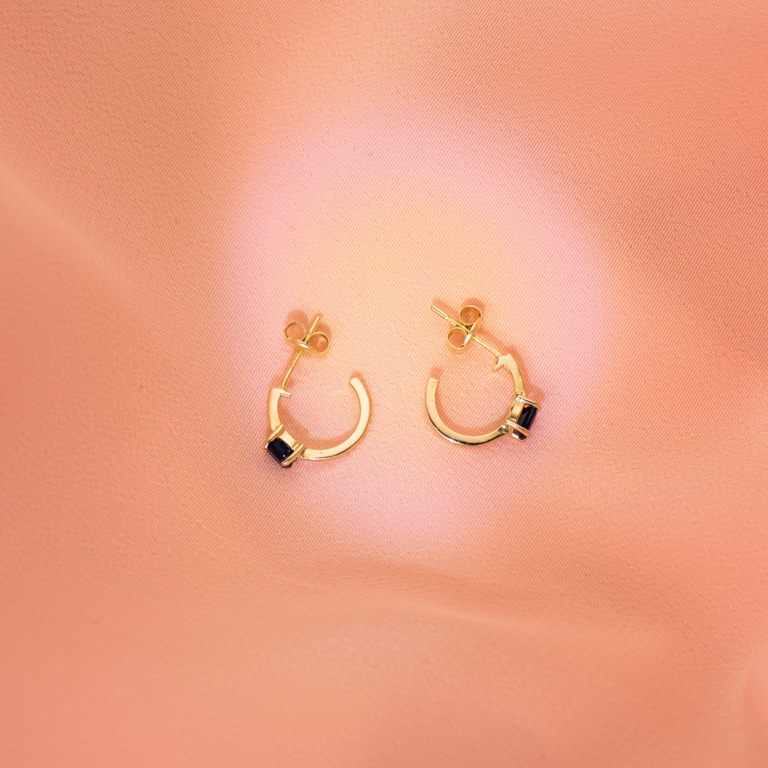 18K gul guld og safir øreringe 12X3 mm. Butterfly klapvogn lås