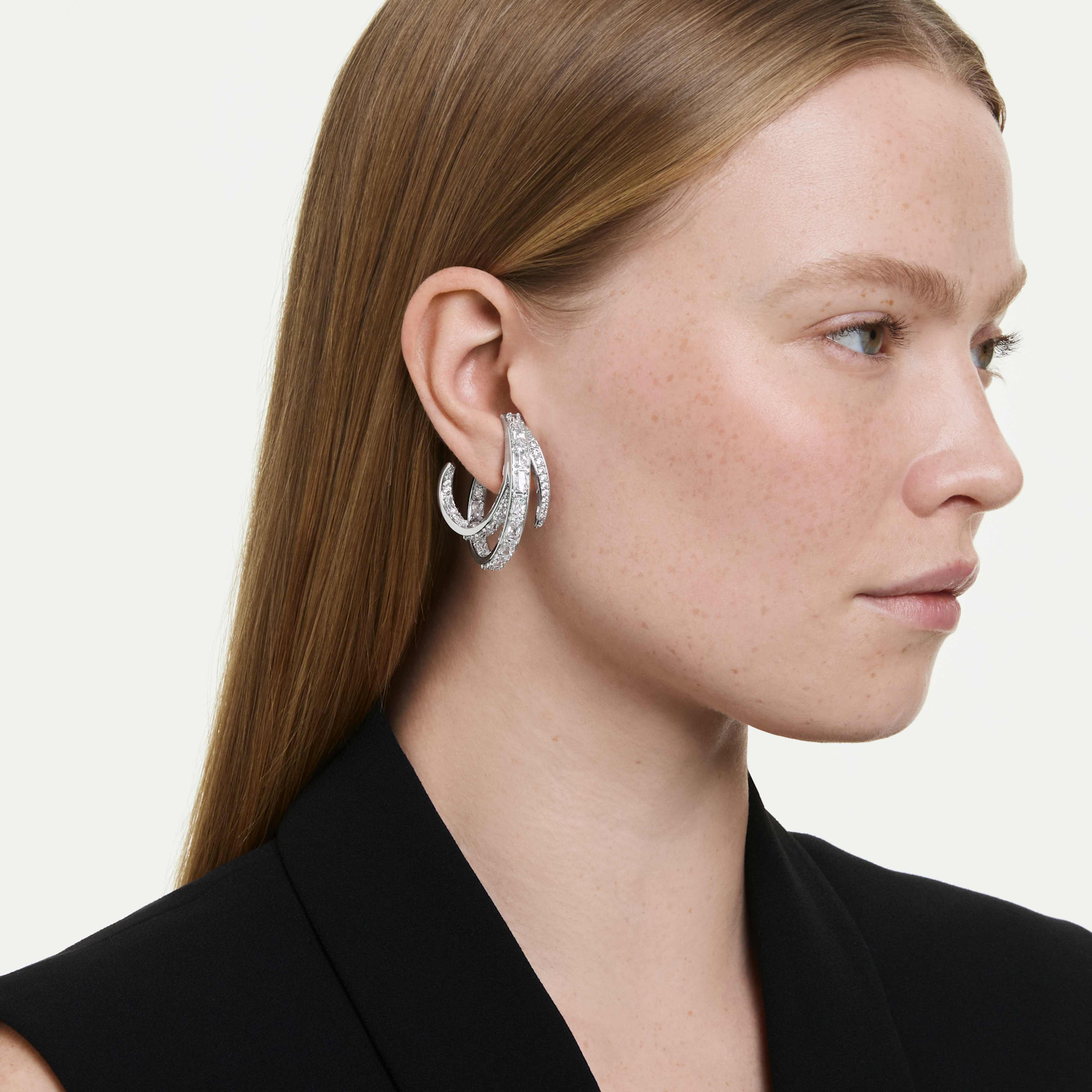 Boucles d'oreilles Clip Swarovski - Vienna Swan - Blanc & Argenté sur un mannequin