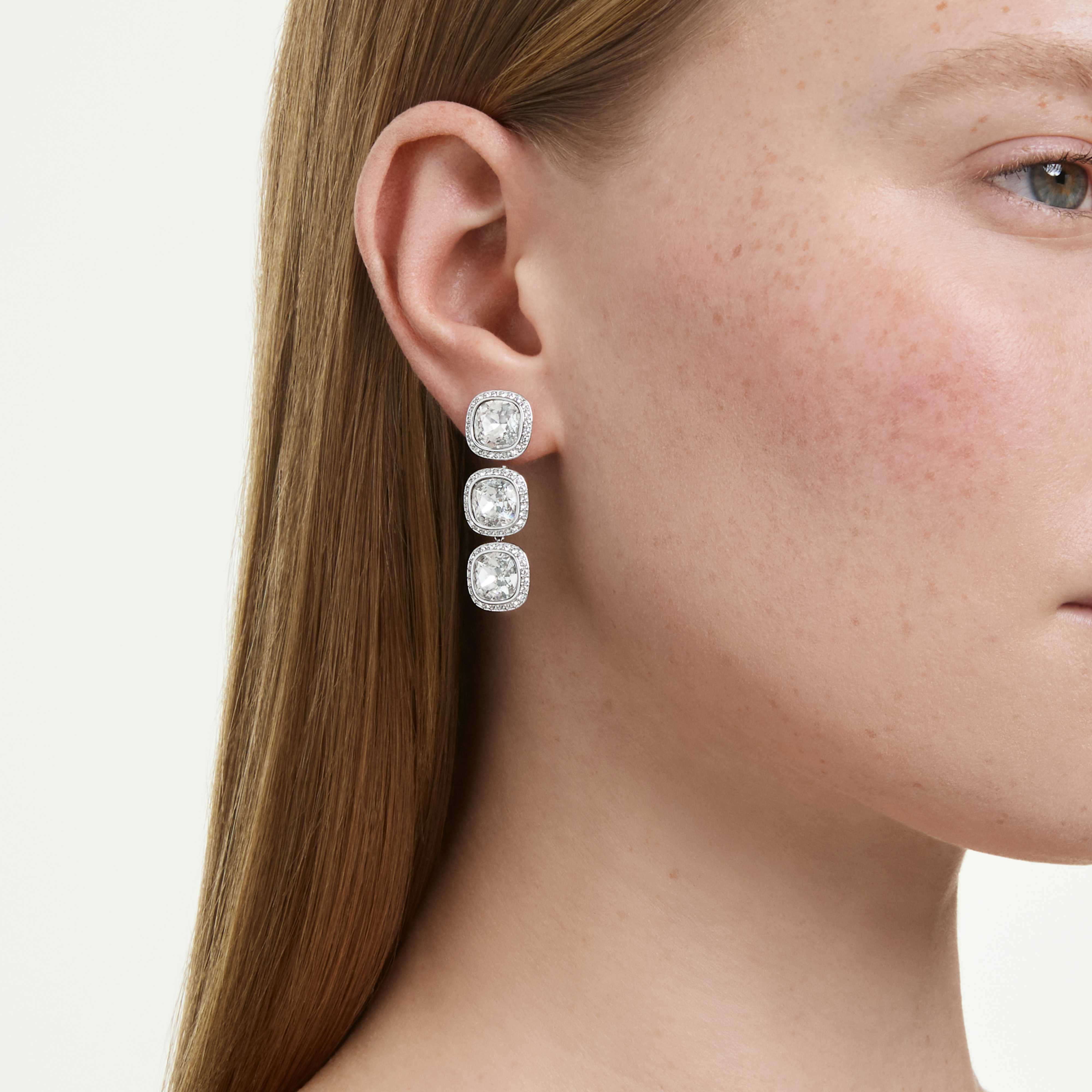 Boucles d'oreilles Swarovski - Una Angelic Cushion - Coussin - Incolore & Argenté sur un mannequin