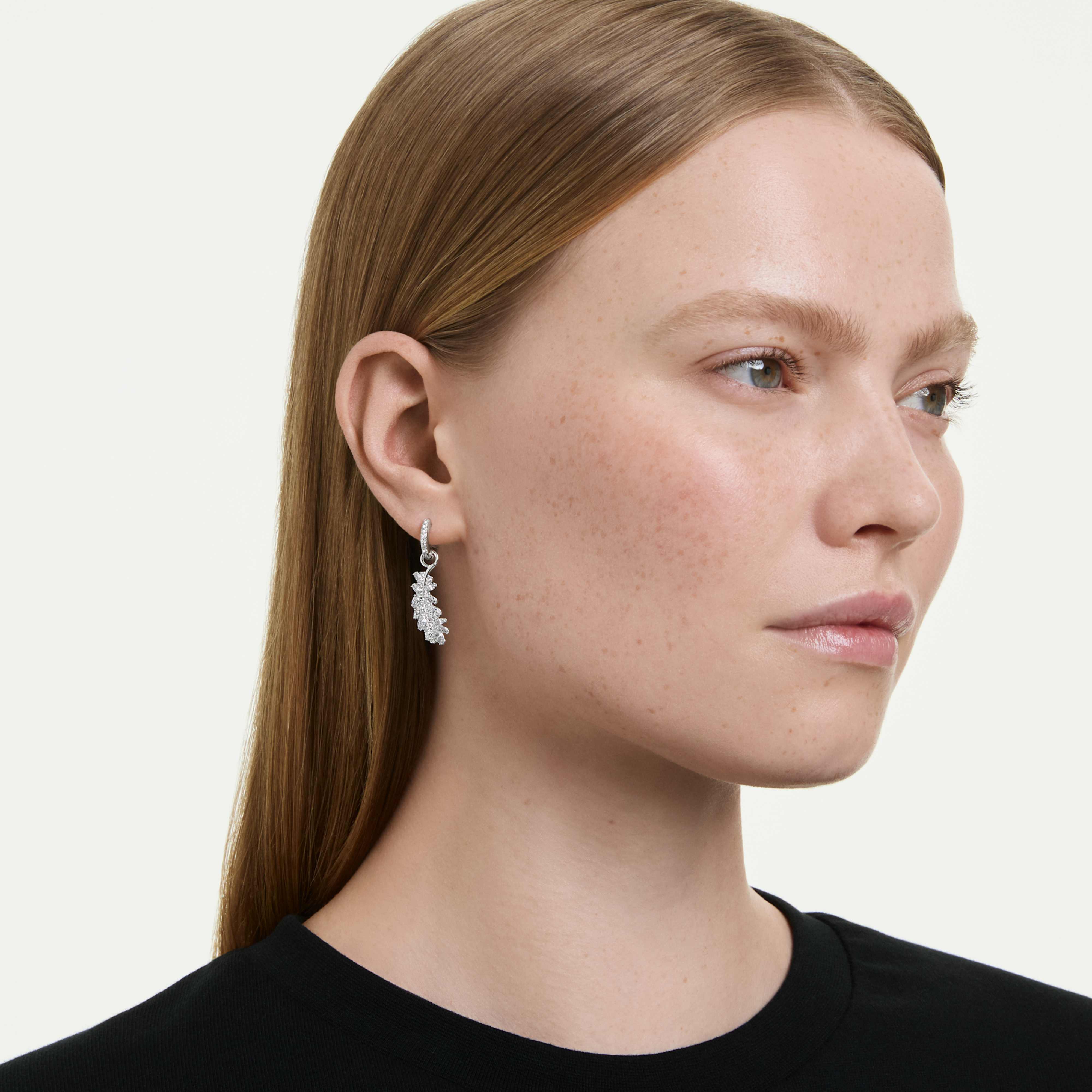 Boucles d'oreilles Swarovski - Vienna Feather - Plume - Blanc & Argenté sur un mannequin