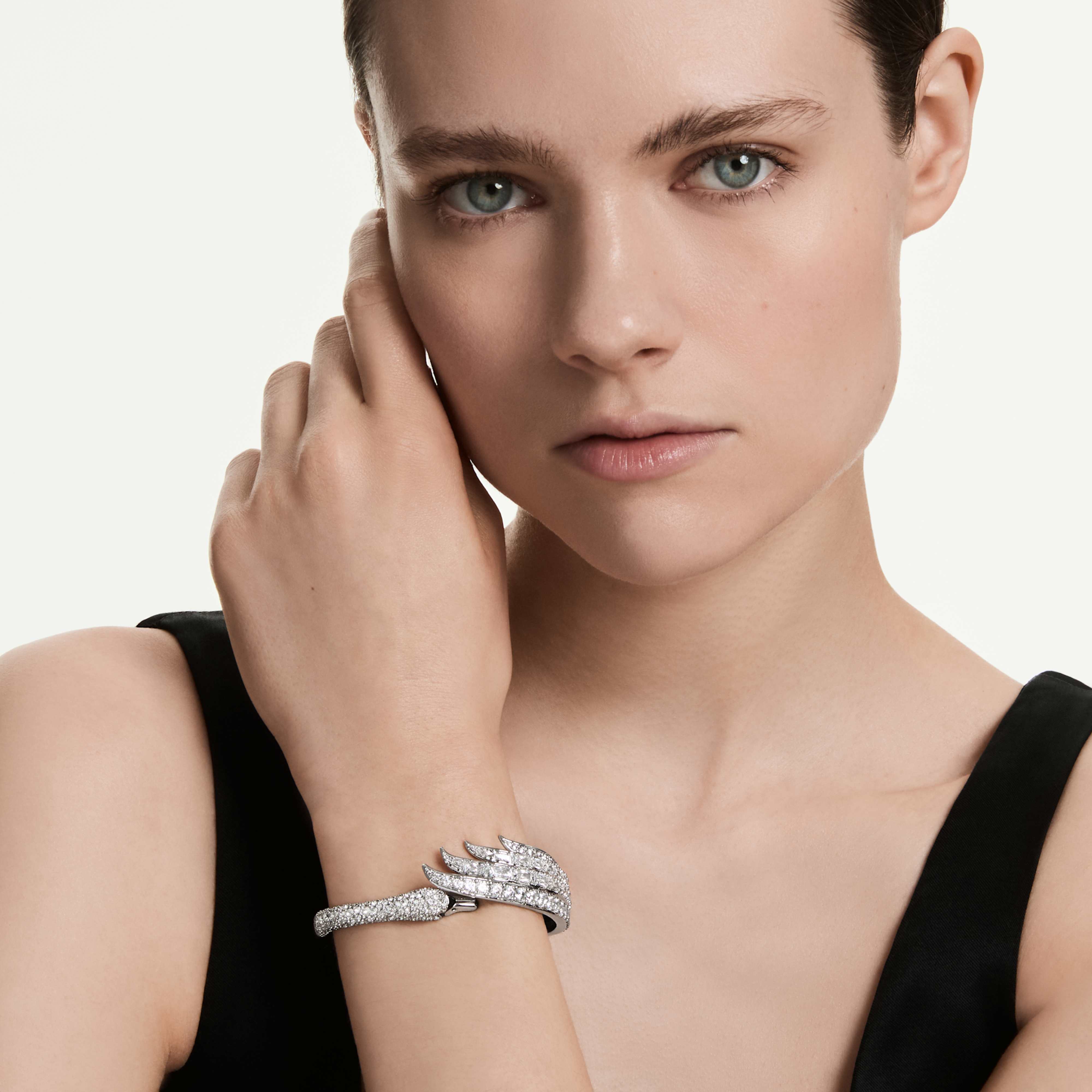 Bracciale rigido Swarovski - Cigno di Vienna - Incolore e argento (M) su un manichino