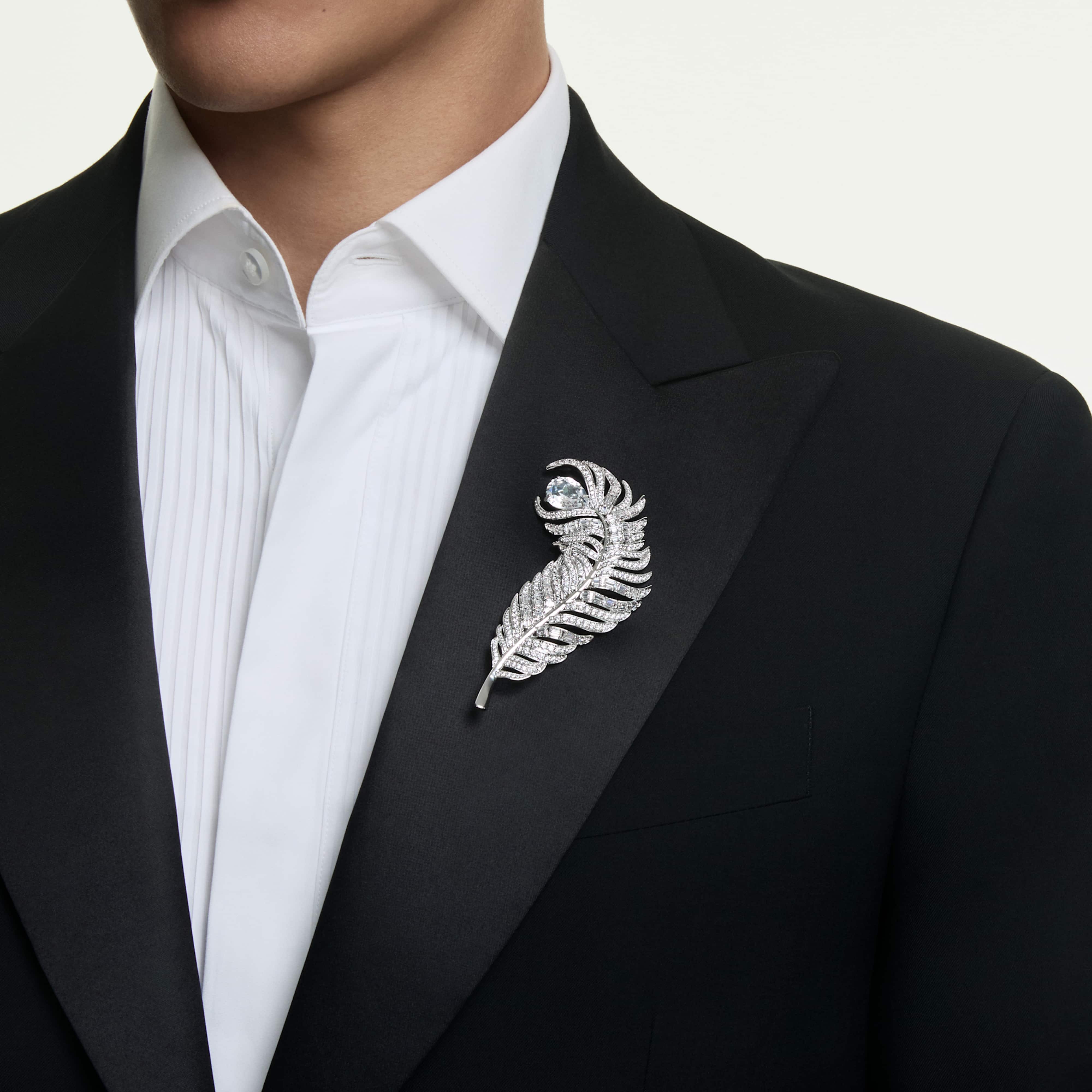 Broche Swarovski - Vienna Feather - Blanc & Argenté sur un mannequin