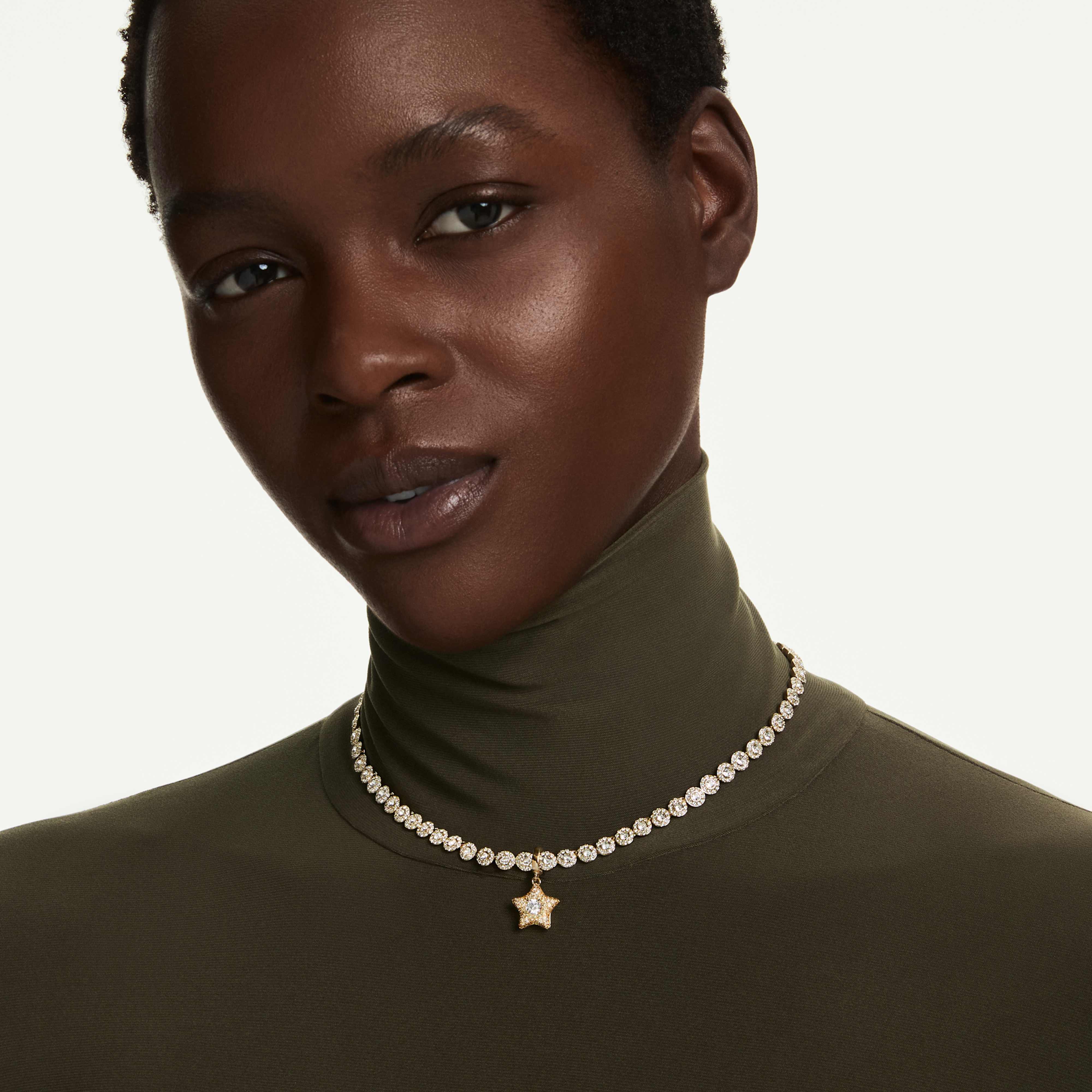 Charm Swarovski - Sublima Luna - Blanc & Doré sur un mannequin