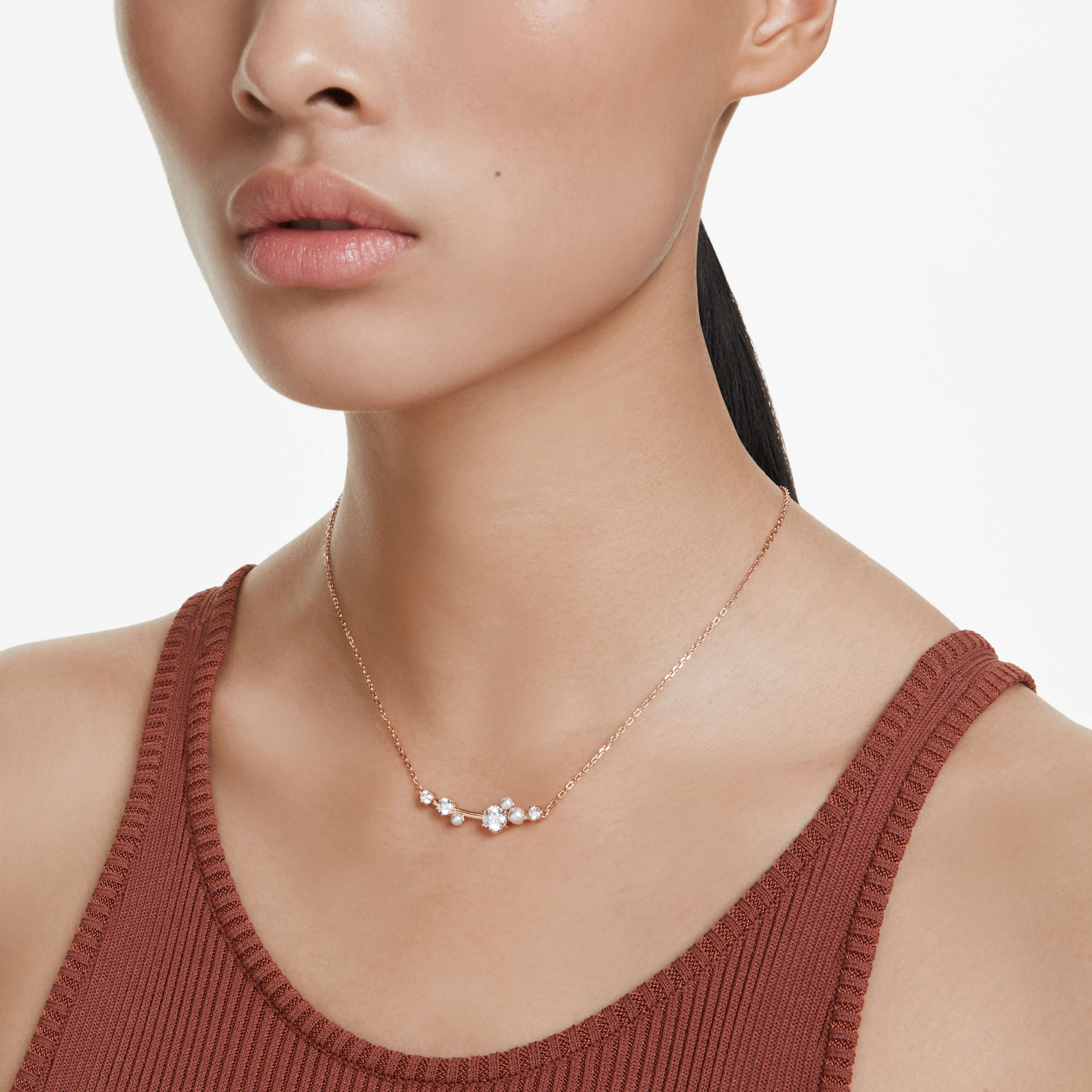 Collier Swarovski - Constella - Tailles rondes - Blanc & Rosé sur un mannequin