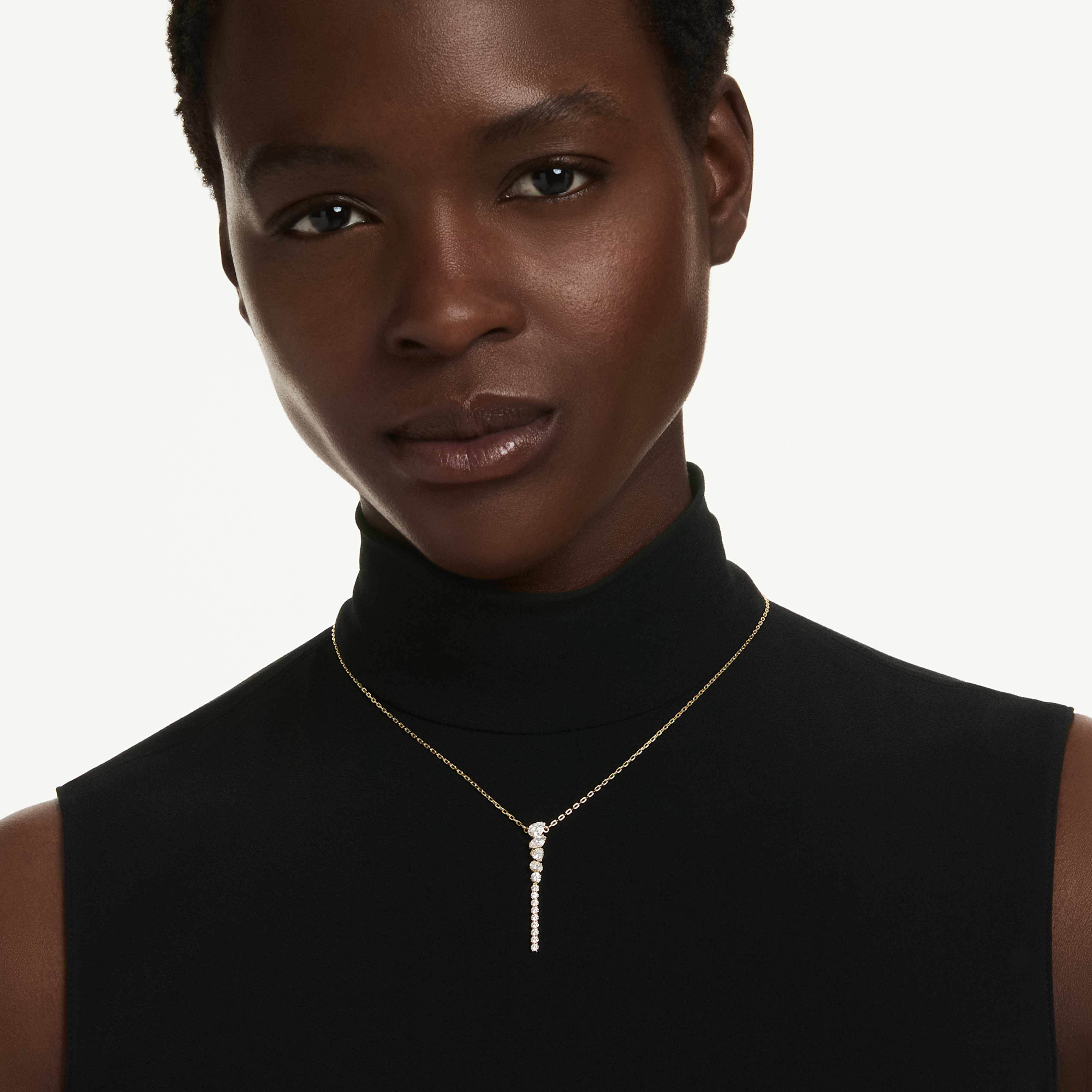 Collier Swarovski - Mesmera Attract - Blanc & Doré sur un mannequin