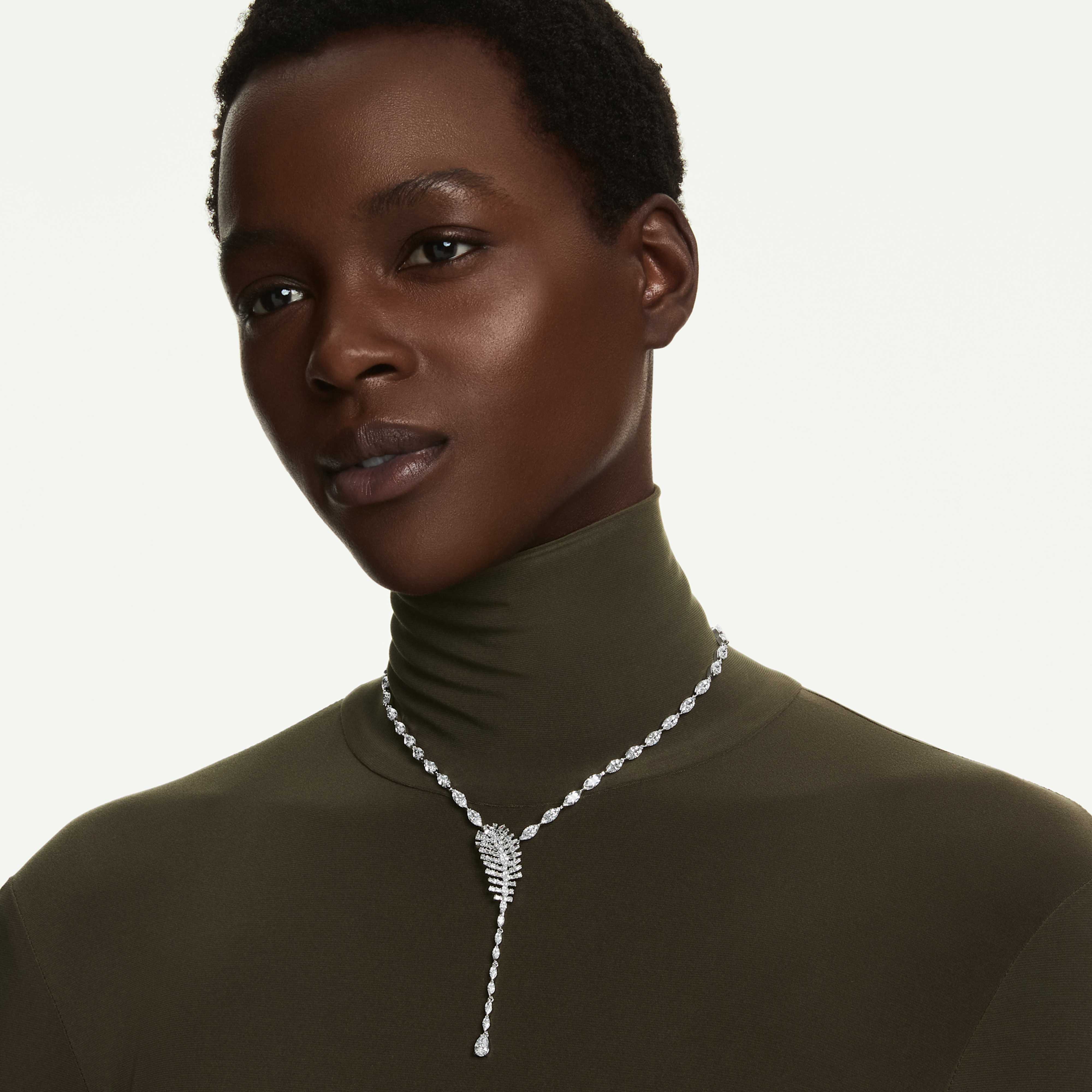 Collier Swarovski - Vienna Feather - Blanc & Argenté sur un mannequin