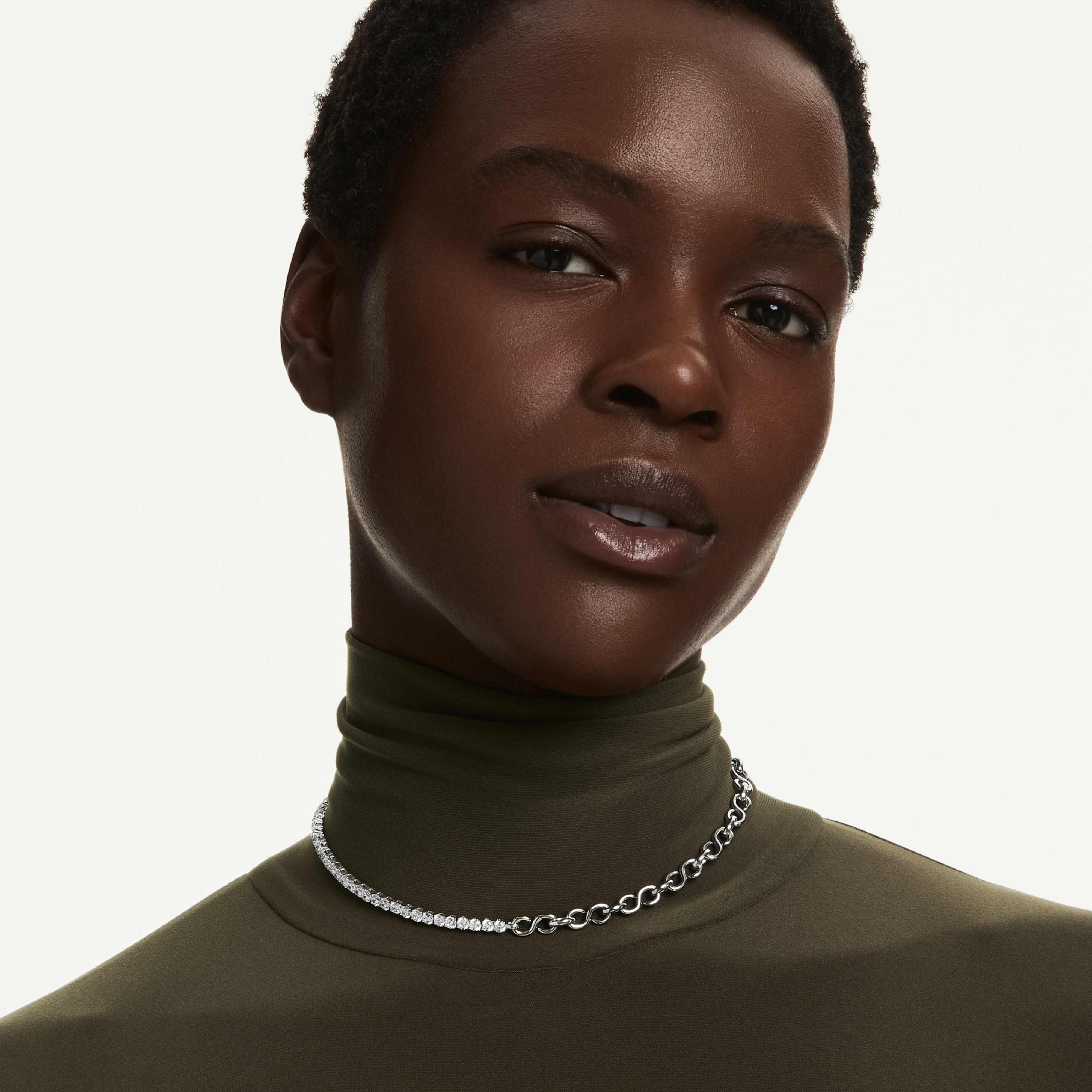 Collier Swarovski - Matrix Tennis - Blanc & Argenté sur un mannequin