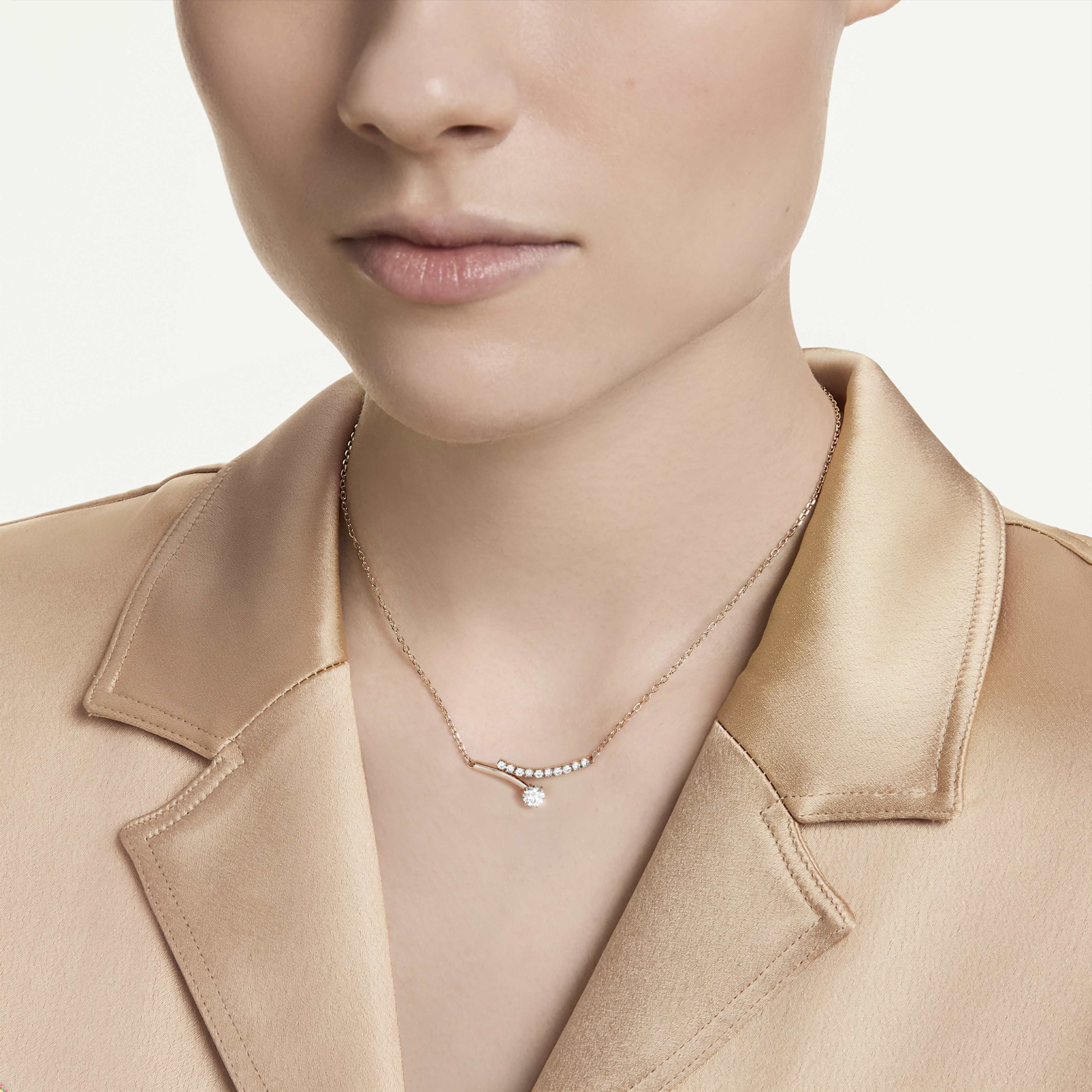 Collier Swarovski - Matrix Crash - Blanc & Doré Rosé sur un mannequin