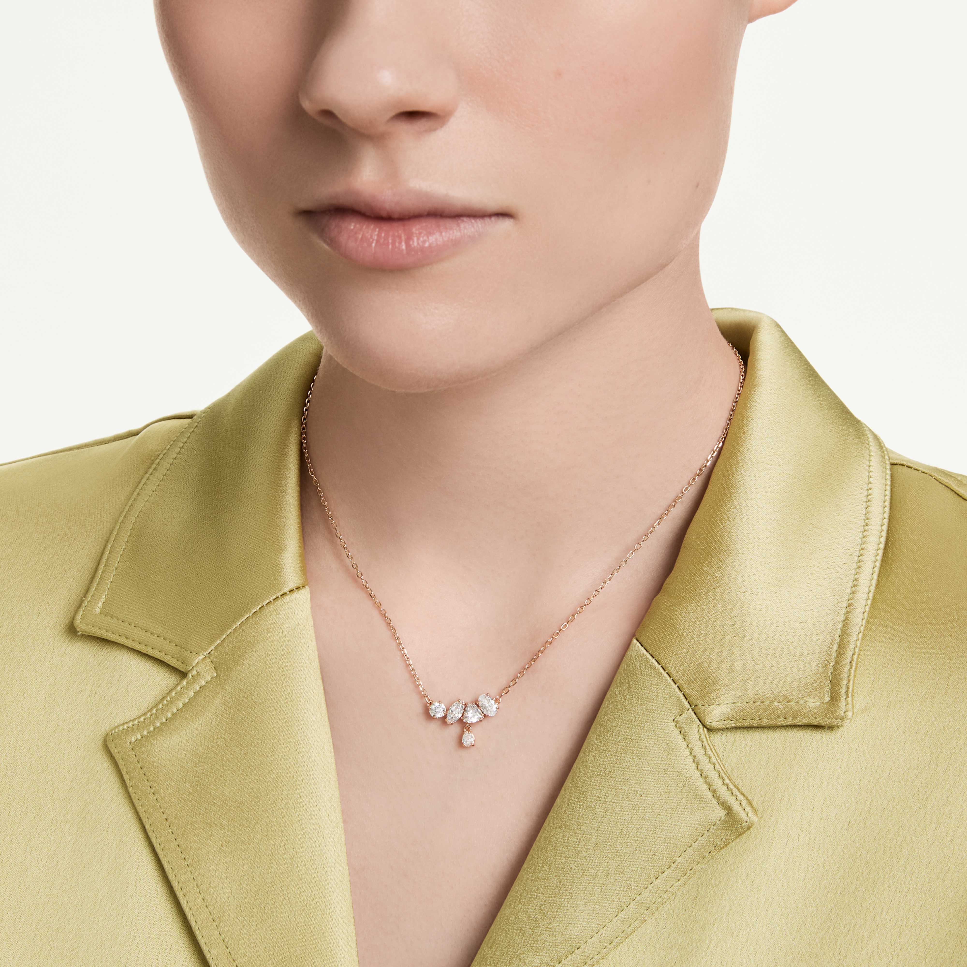 Pendentif Swarovski - Mesmera Attract - Blanc & Doré Rosé sur un mannequin