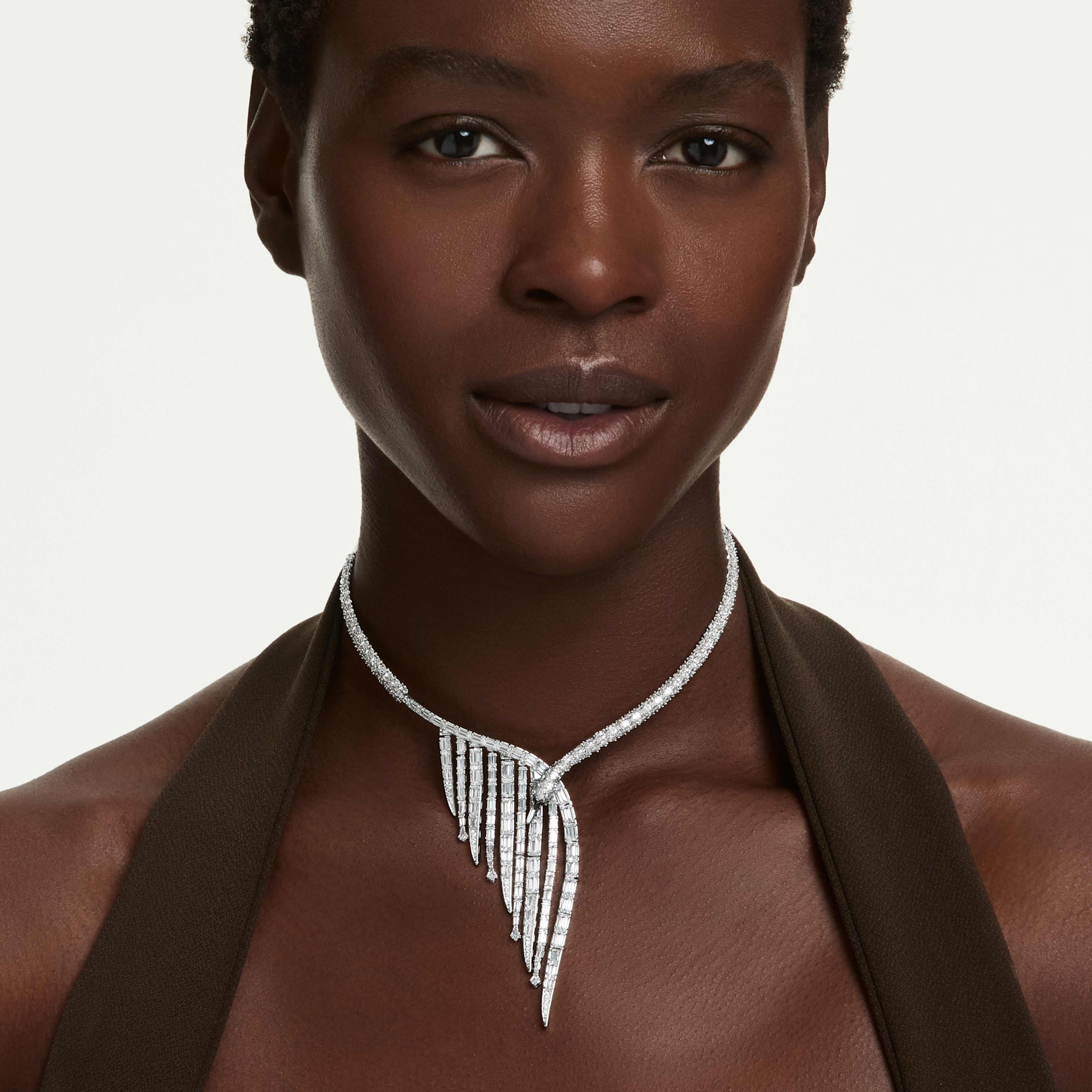 Collier Swarovski - Vienna Swan - Blanc & Argenté sur un mannequin