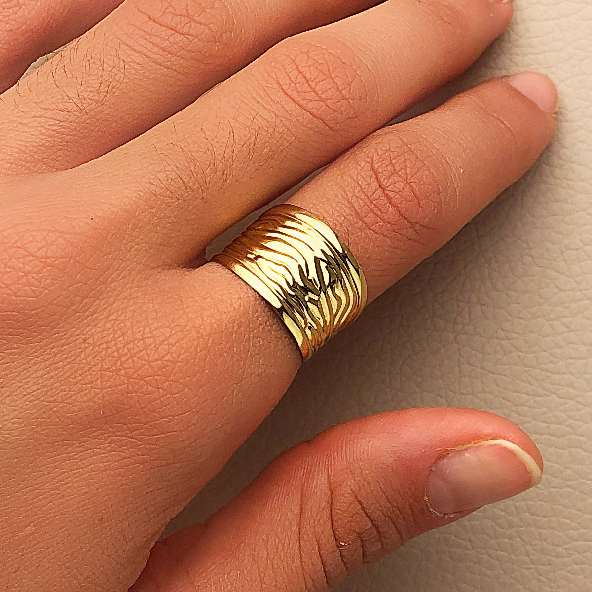 Bague en Or Jaune 18K Tracée de Vagues Brillantes, Largeur 13 mm