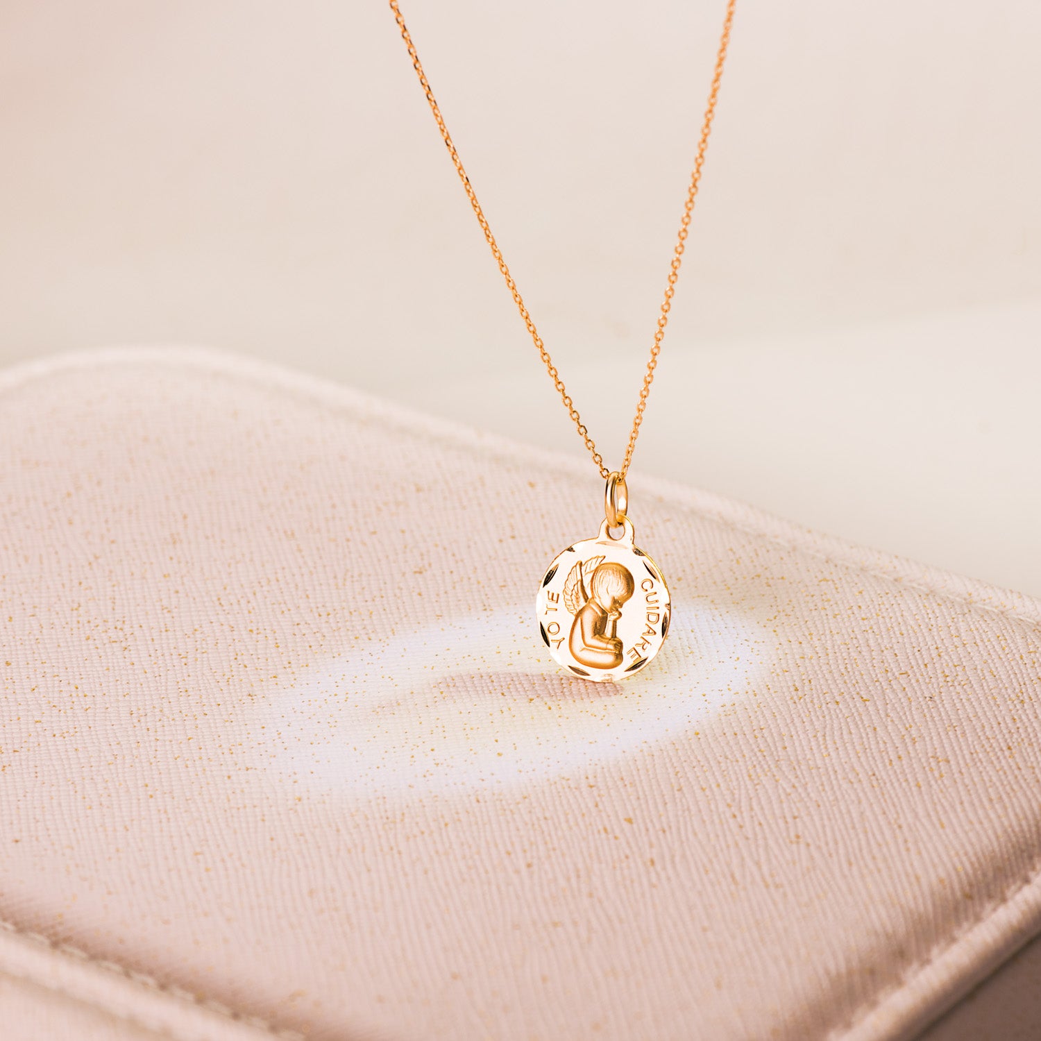 Médaille Ange en Or Jaune 18K "ill Take Care Of You" Sculptée Taille : 14 mm