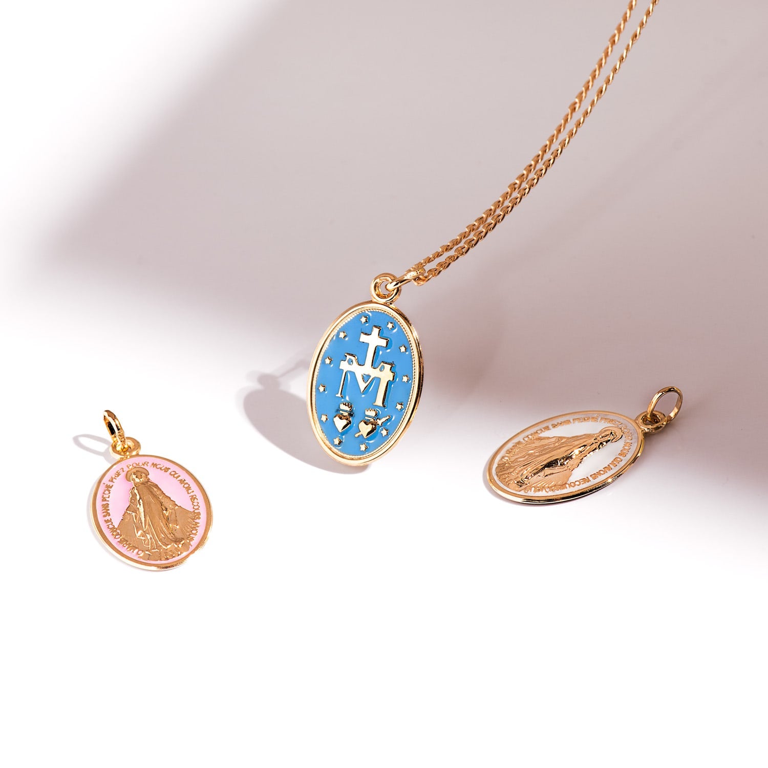Médaille Or Jaune 18K Miraculous Vierge Ovale Émail Bleu Ciel Mesure: 20 X 14 mm