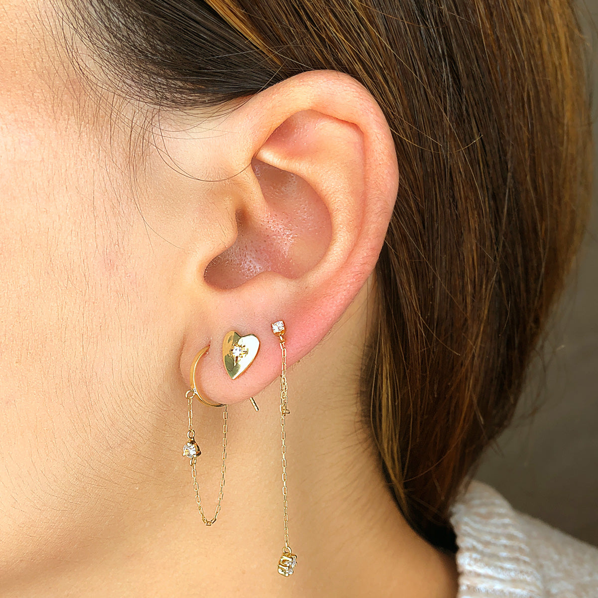 Pendientes de aro abiertos de 18 quilates de 32 mm y cadena de 11 mm con engaste de bisel de circonitas.