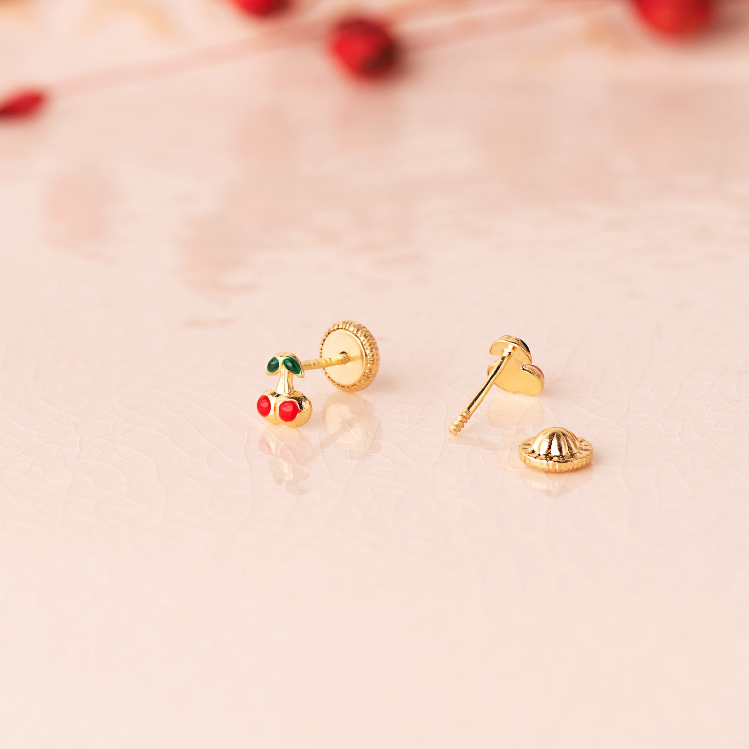 Pendientes Oro Amarillo 18K Esmalte Cereza 5X4 mm Cierre Rosca