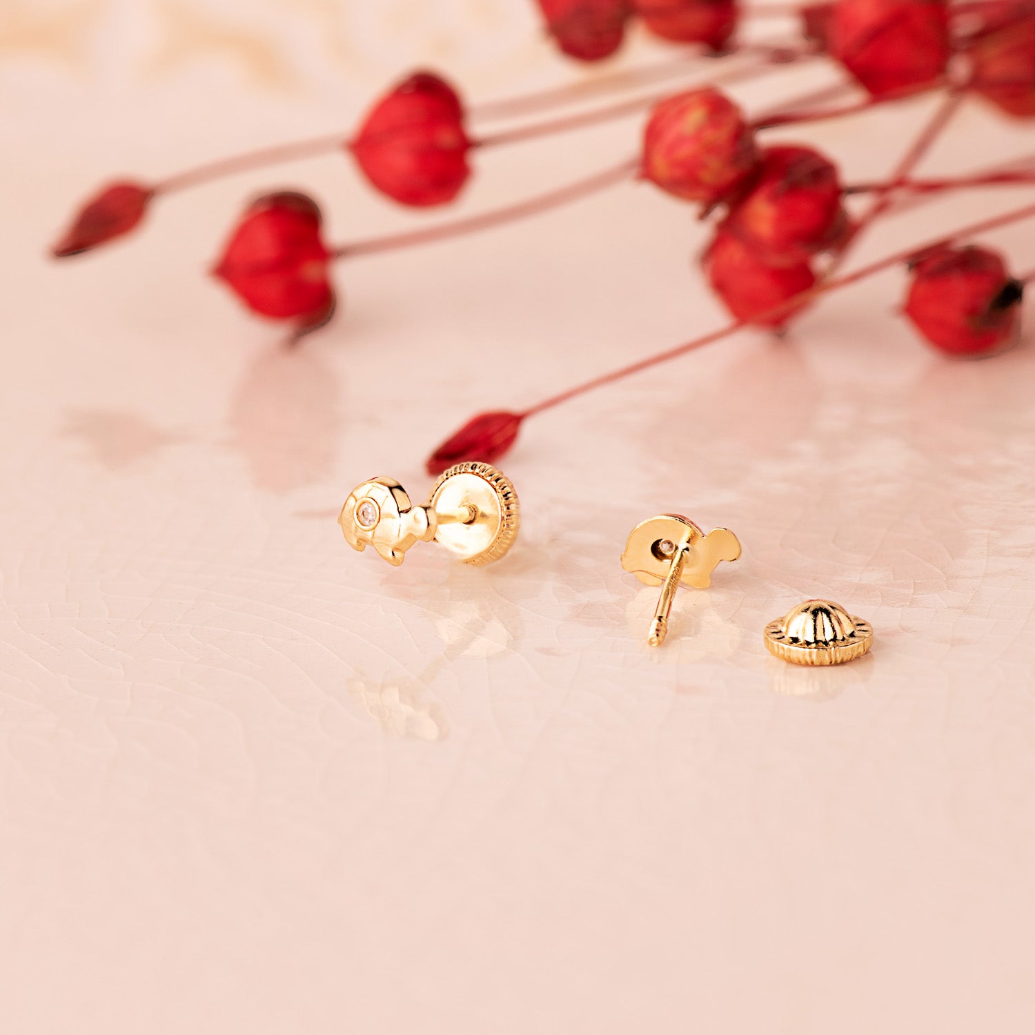 Pendientes Tortuga en Oro Amarillo de 18K con Cierre de Rosca de Circonitas 6 x 3,5 mm