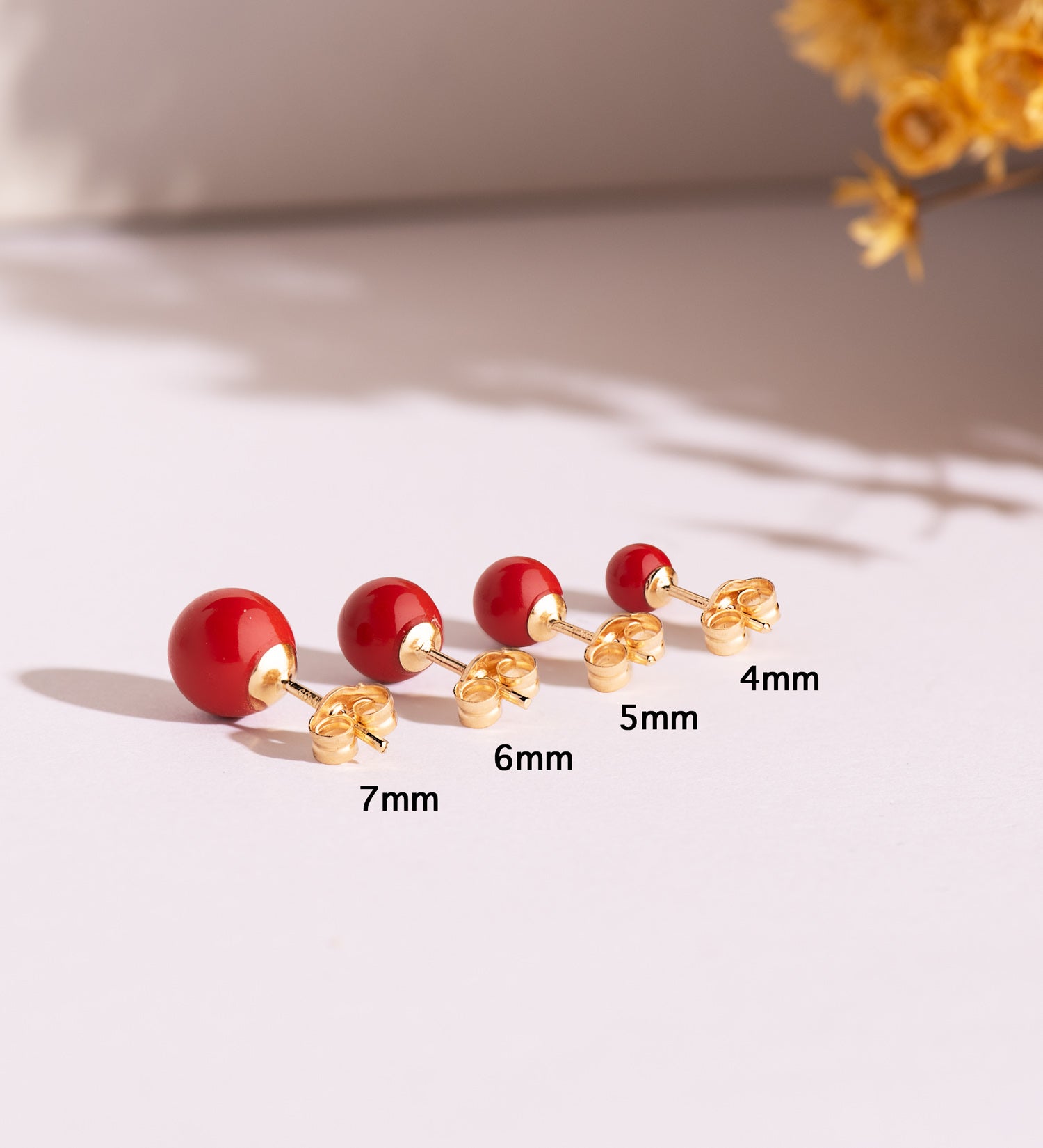 Boucles d'oreilles en Or Jaune 18K Corail avec Coquillage Taille : 6 mm Fermoir Poussettes Papillon