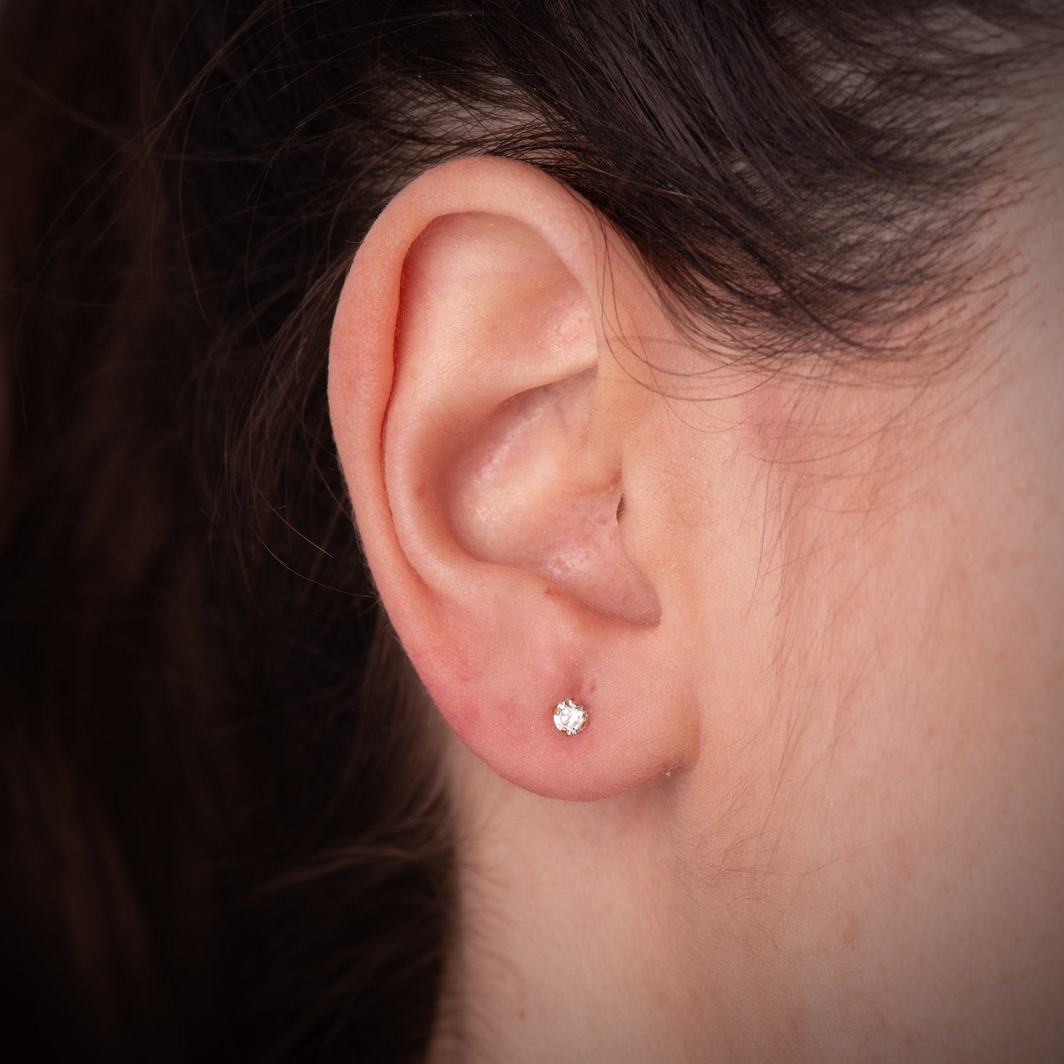 18K geelgouden 4-polige oorbellen met zirkoon. Breedte: 3 mm schroefsluiting