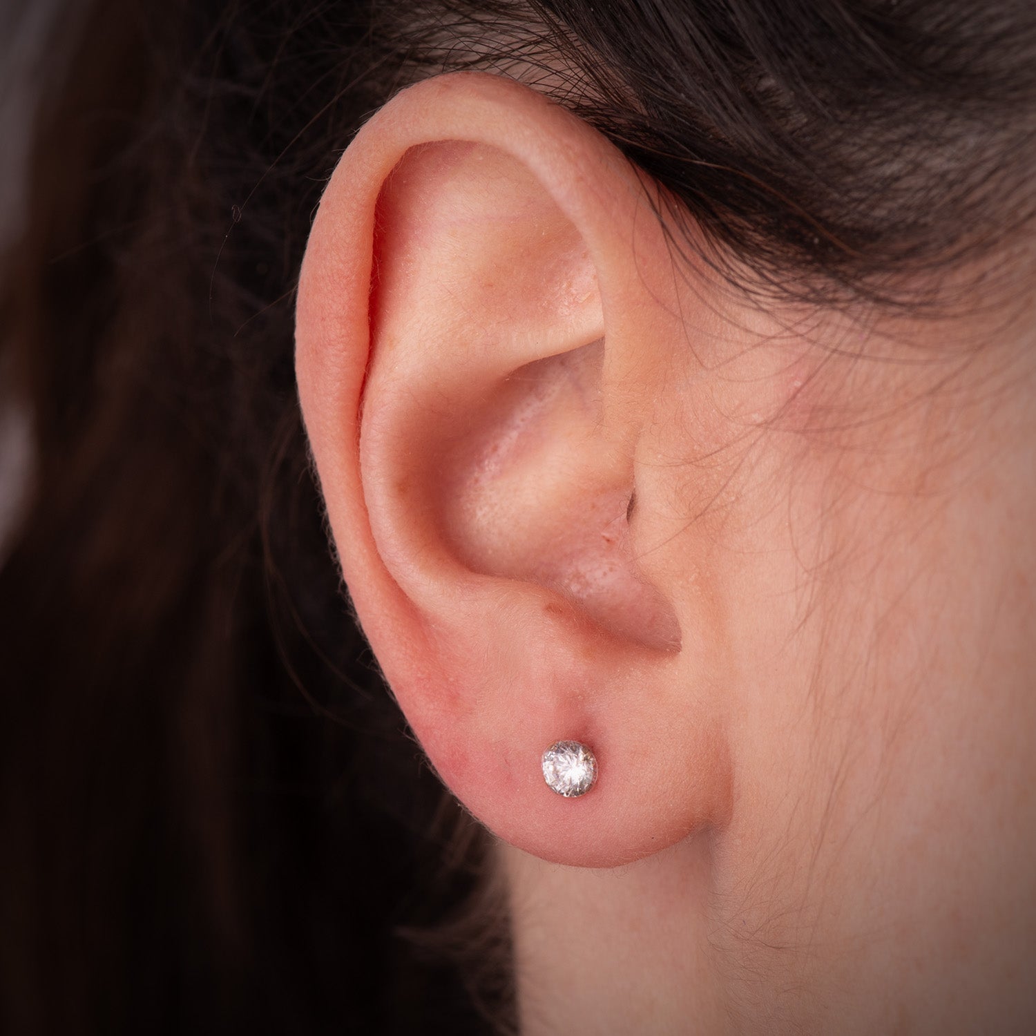 18K geelgouden 4-polige oorbellen met zirkoon. Breedte: 4 mm schroefsluiting