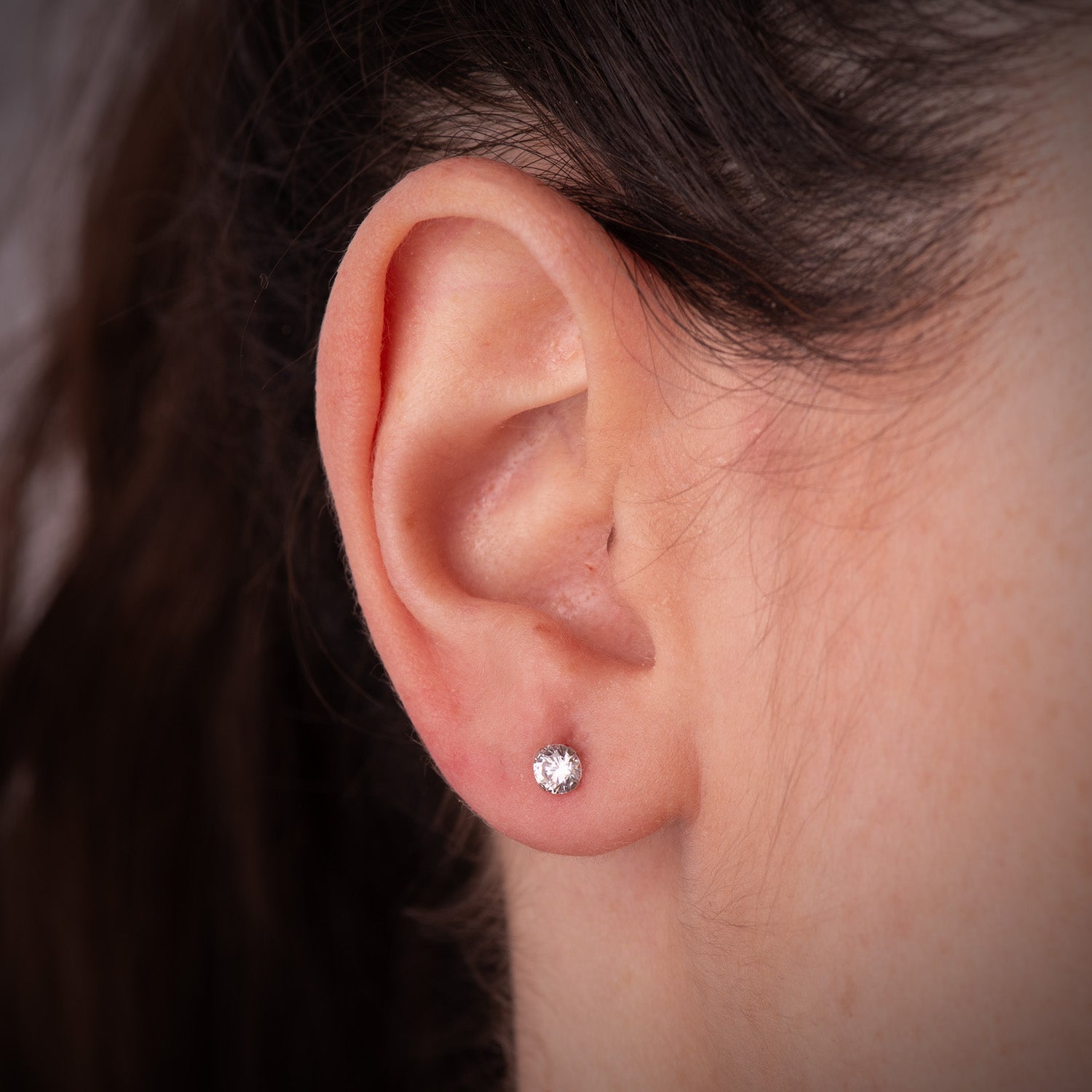 18K witgouden oorbellen met 4 klauwen en zirkoon. Breedte: 4 mm schroefsluiting