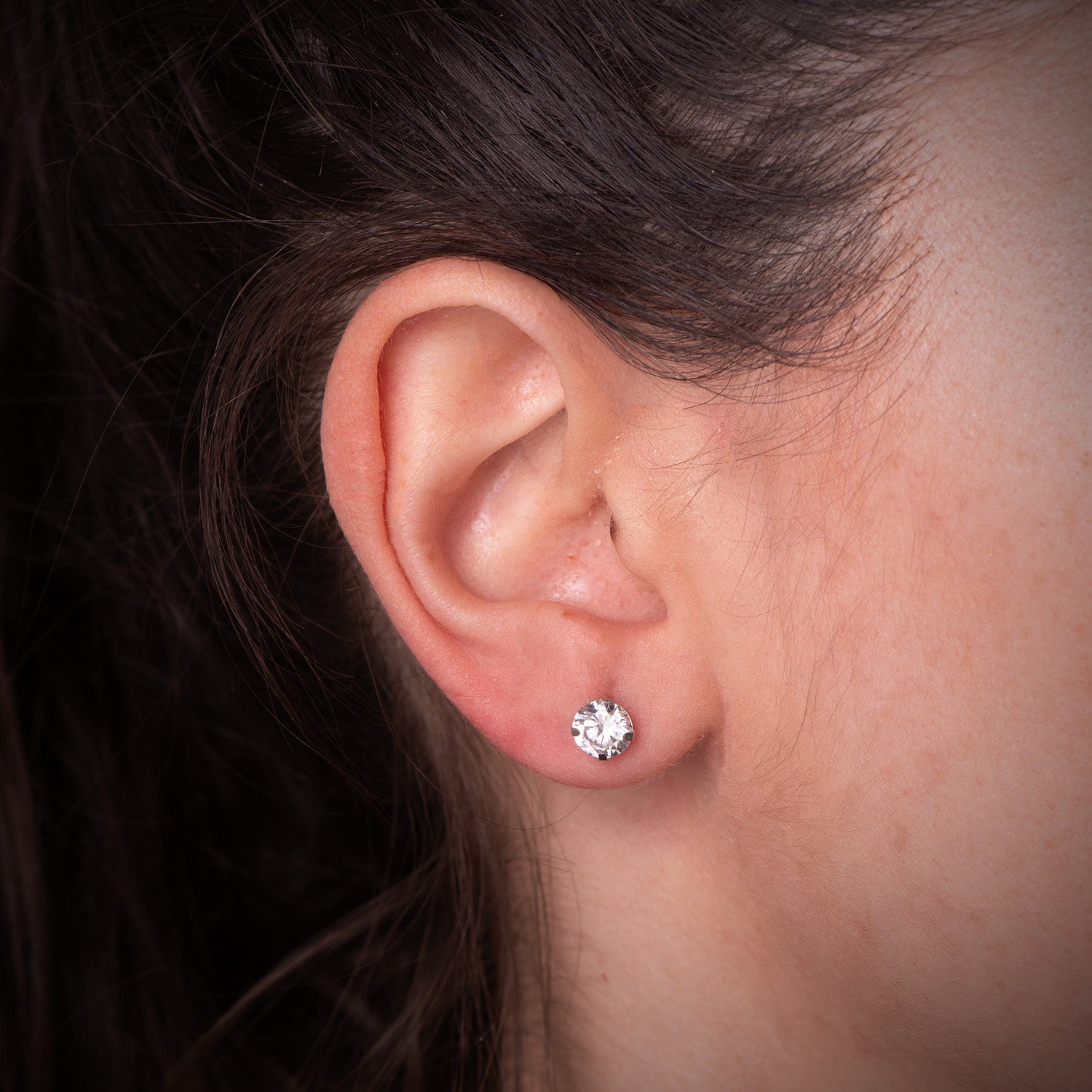 18K witgouden 4-polige oorbellen met zirkonia. Breedte: 6 mm schroefsluiting