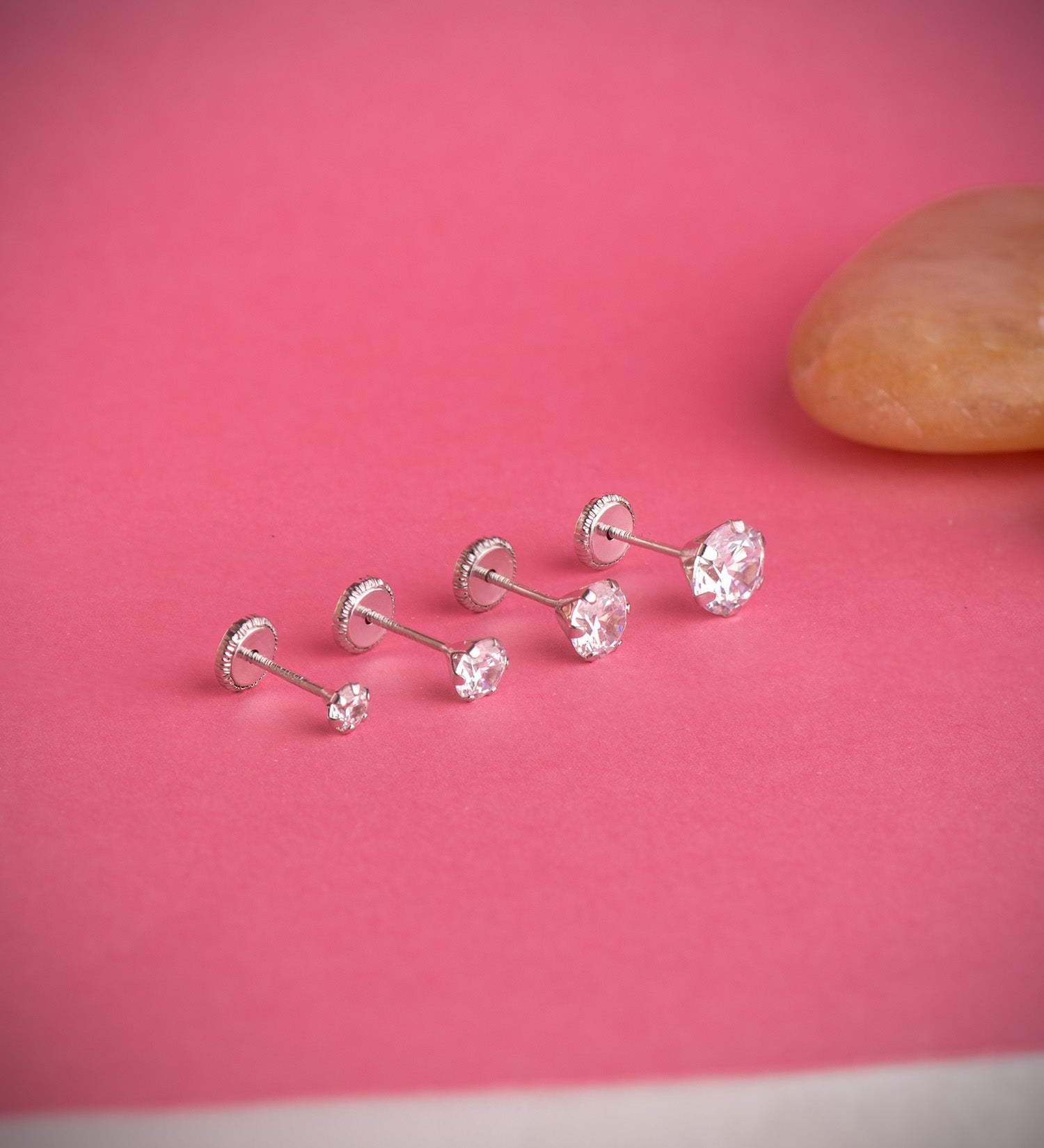 Øreringe i 18 karat hvidguld 6 ben med zirconia bredde: 4 mm skruelås