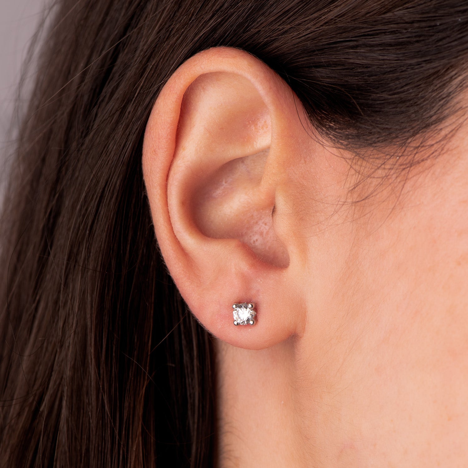 Boucles d'oreilles Or Blanc 18K Zircone 4MM avec 4 Griffes Largeur : 4,5 mm Fermoir a Vis