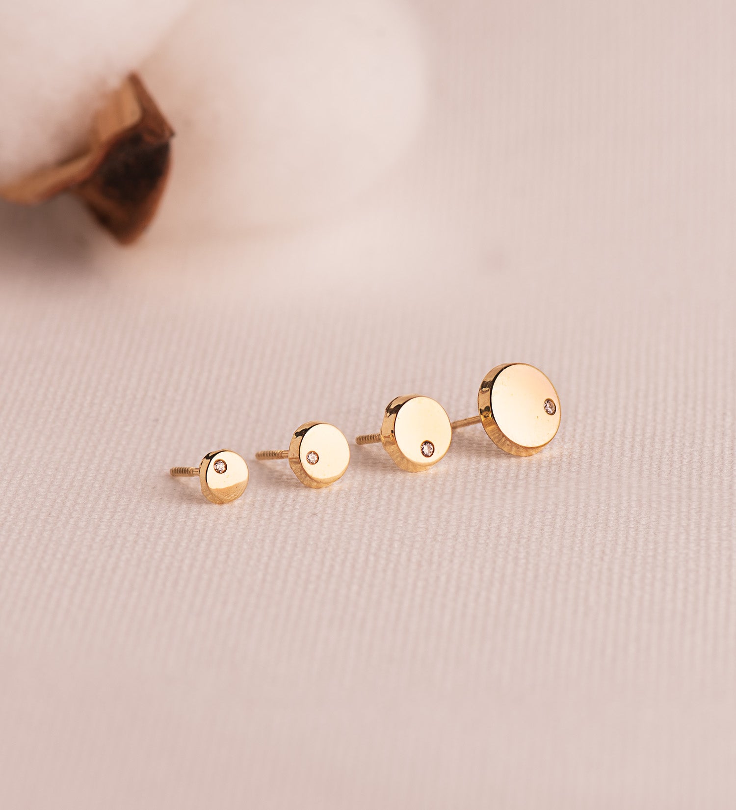Boucles d'oreilles en Or Jaune 18 Carats avec Zircon Cubique 5.5 mm Fermoir a Vis