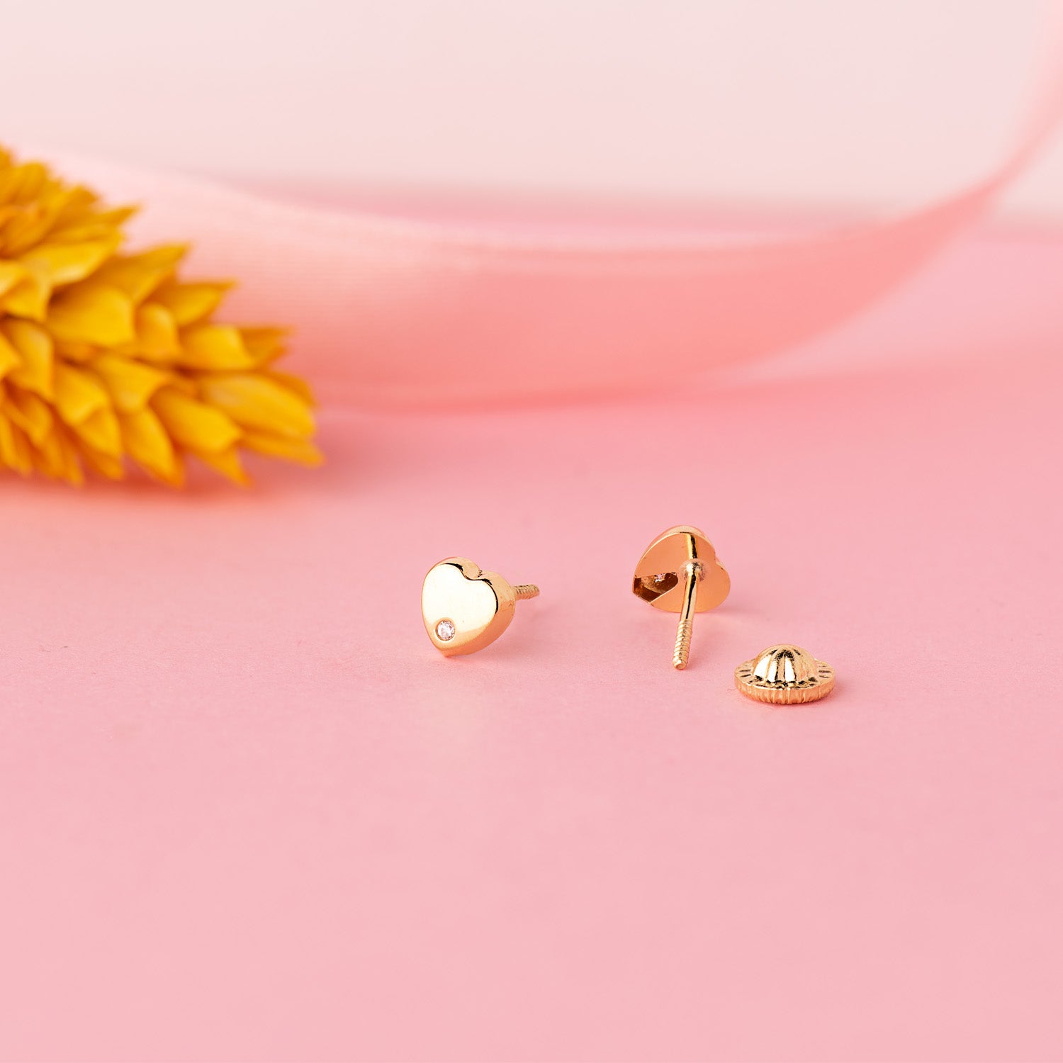 Pendientes Corazón en Oro Amarillo de 18K con Cierre de Rosca de Circonitas Brillantes 5X5 mm
