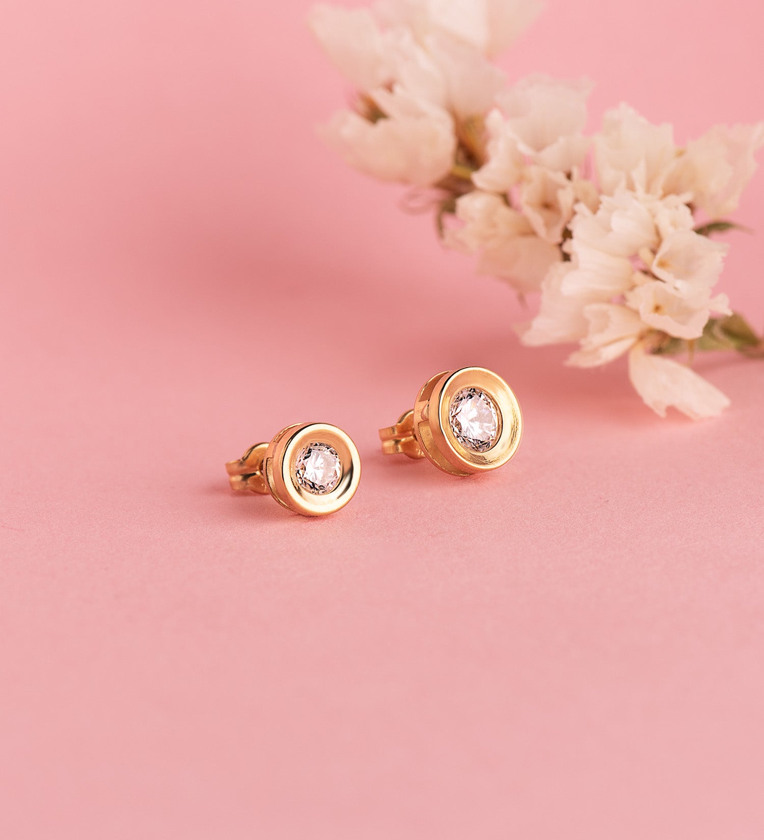 Boucles d'oreilles en Or Jaune 18K Rondes Concaves avec Zirconia Largeur : 7 mm Fermoir Poussettes Papillon