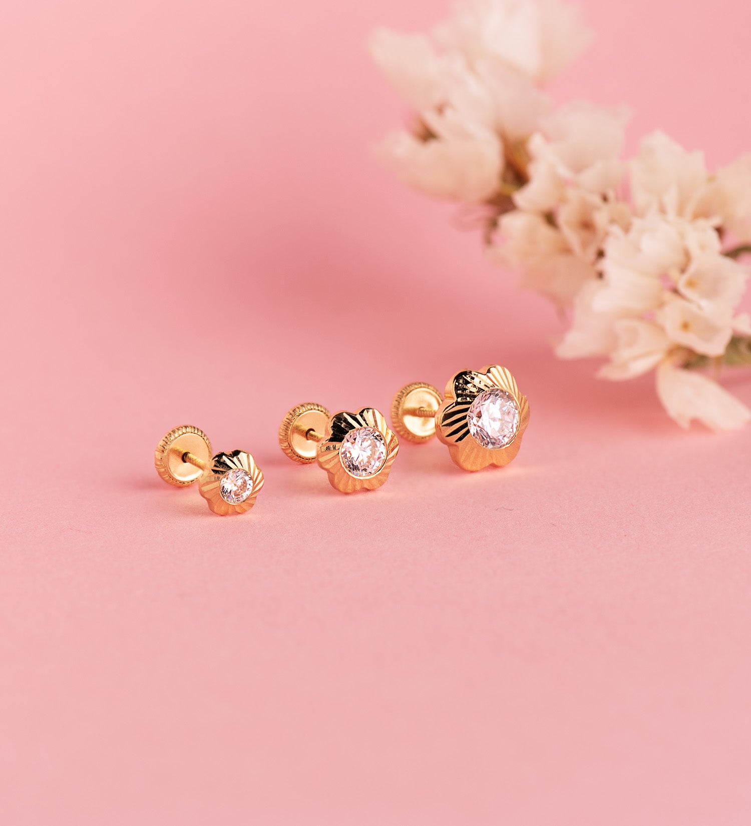 Boucles d'oreilles Or Jaune 18K Fleur avec Zircone Sculptée Mesure : 9MM Fermoir a Vis