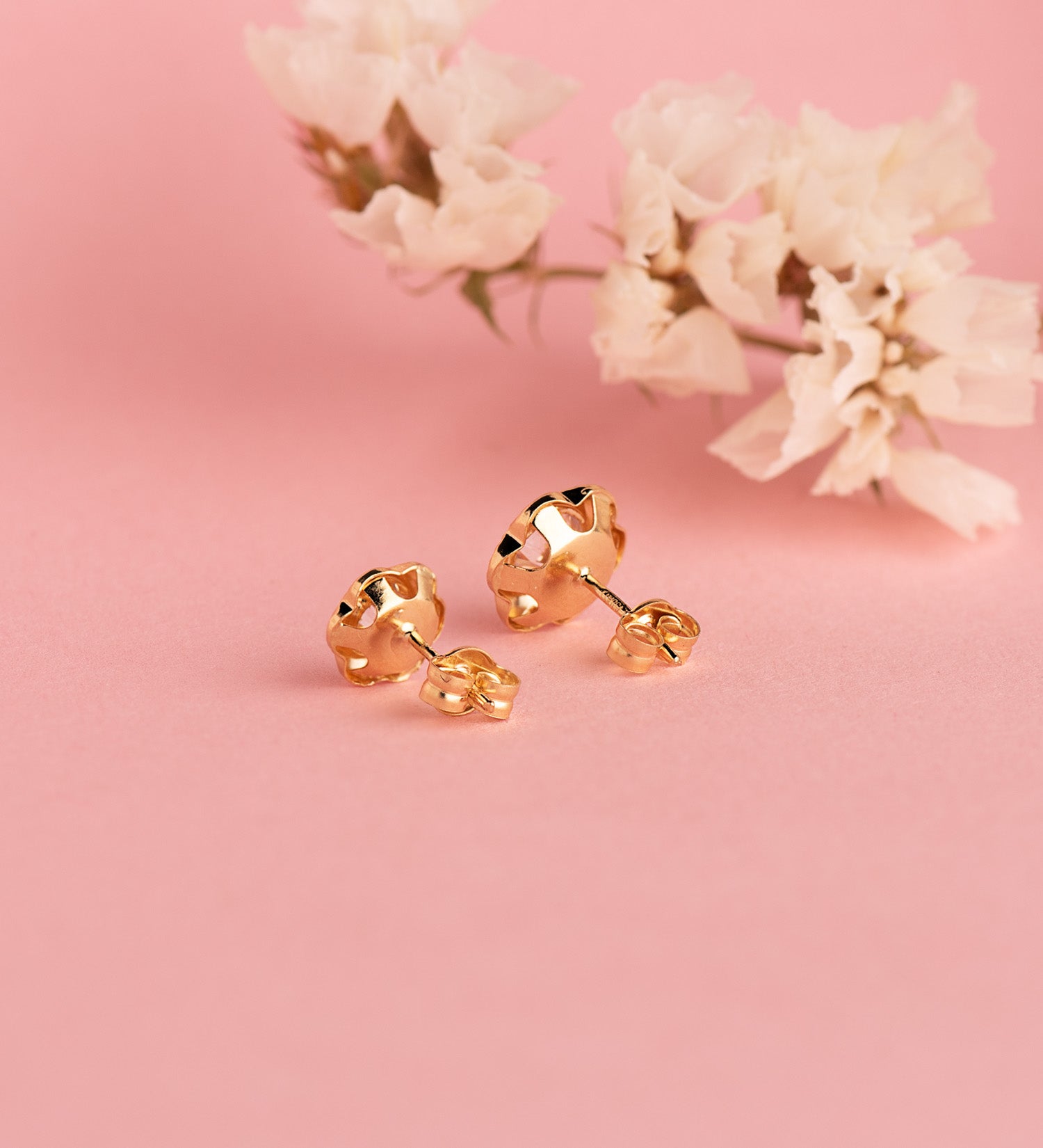 Boucles d'oreilles Or Jaune 18K Fleur avec Zircone Sculptée Mesure : 9MM Fermoir Poussettes Papillon