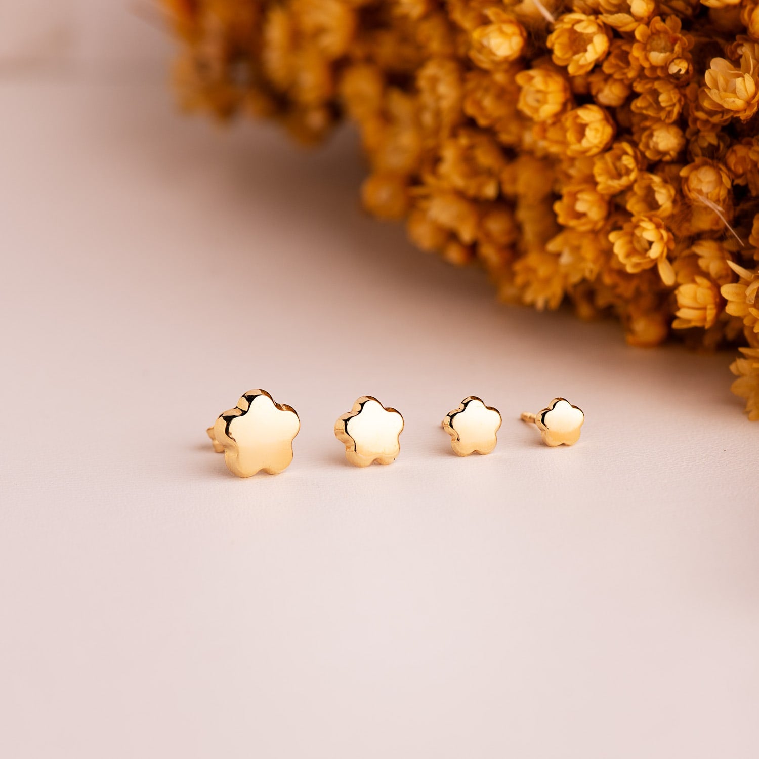 Glatte blomsterøreringe 18K gul guld 7,5 X 7,5 mm tryklås