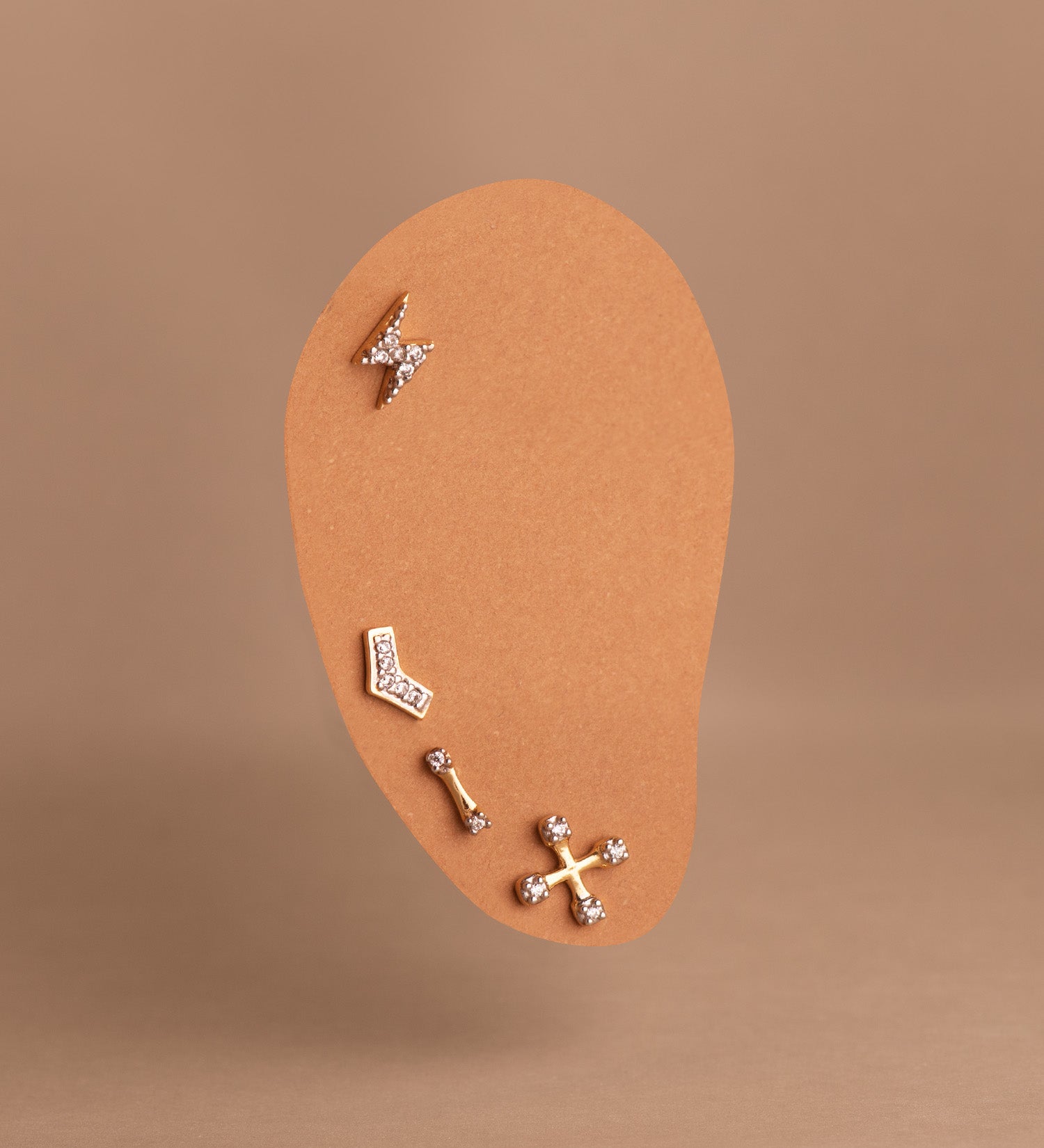 Piercing Oro Amarillo 18K con Piedras Circonitas Tamaño: 7X4 mm Cierre Tuerca