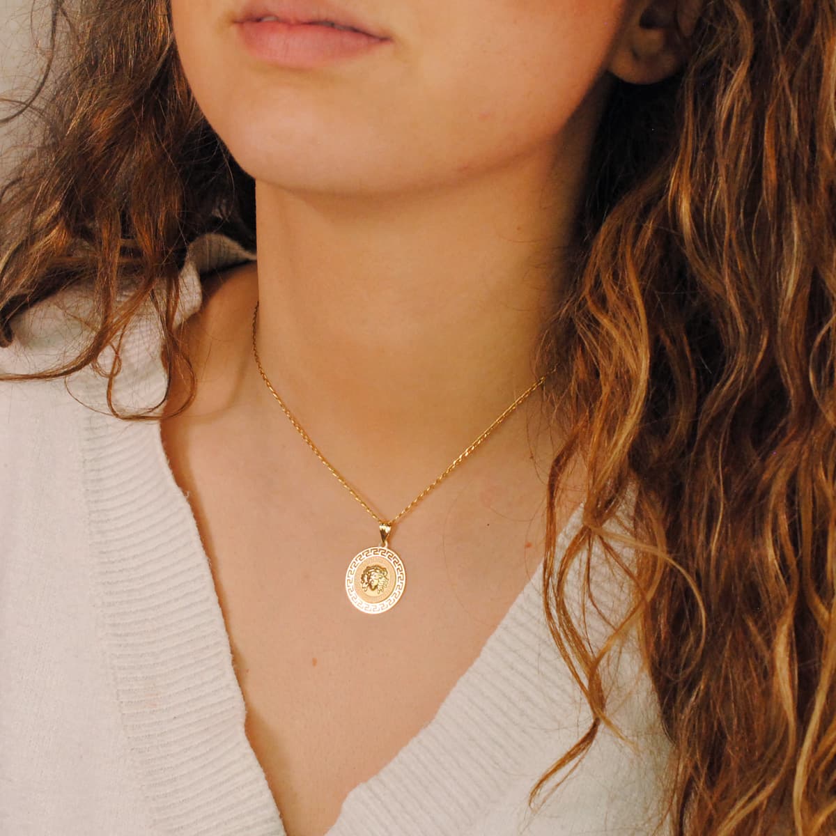18K Pendentif Meduse Entouré Dun Motif Greca en Or Jaune 20MM