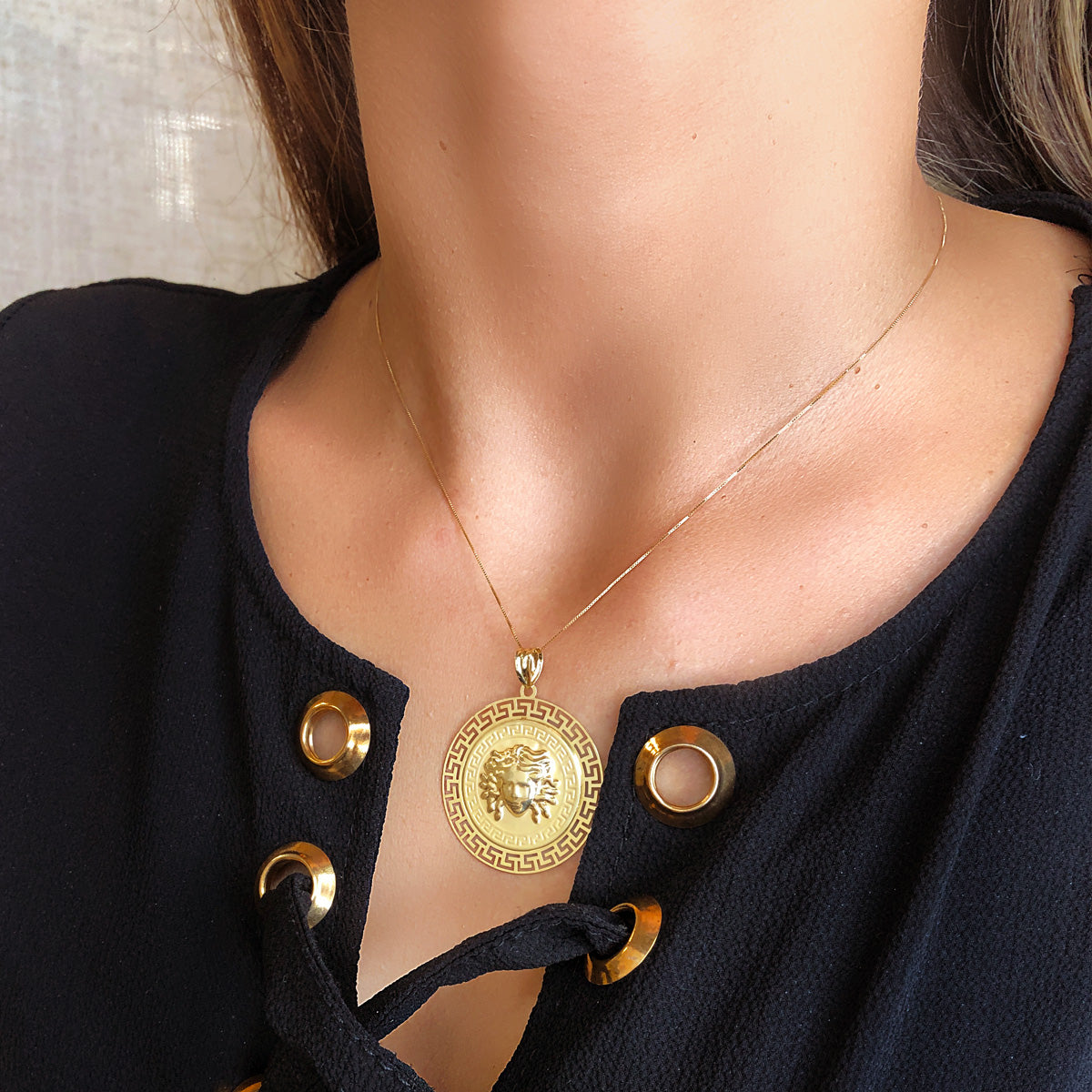 18K Pendentif Meduse Entouré Dun Motif Greca en Or Jaune 33MM