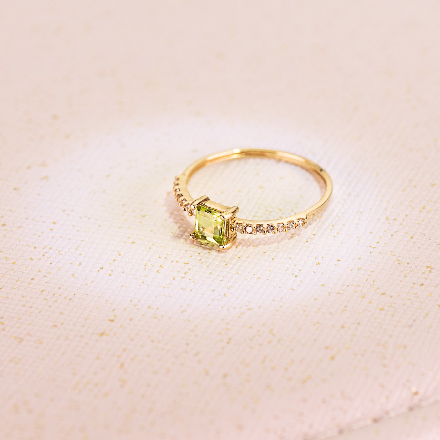 18K geelgouden ring 14 diamanten 0070 Qts G-VS2 natuurlijke peridot 4X4 mm lichaam 1 mm