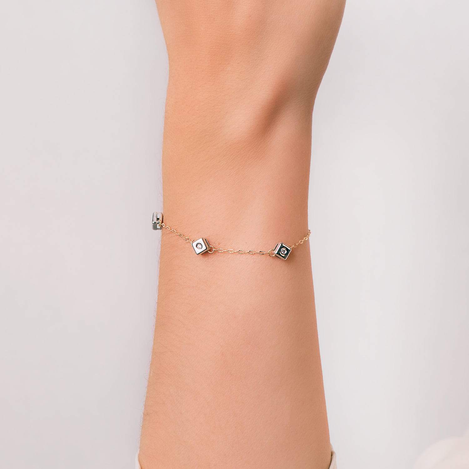 Pulseira Chaton em ouro bicolor 18K com 3 diamantes com diamantes de laboratório VS2-G de 0,045 quilates Comprimento: 17 cm
