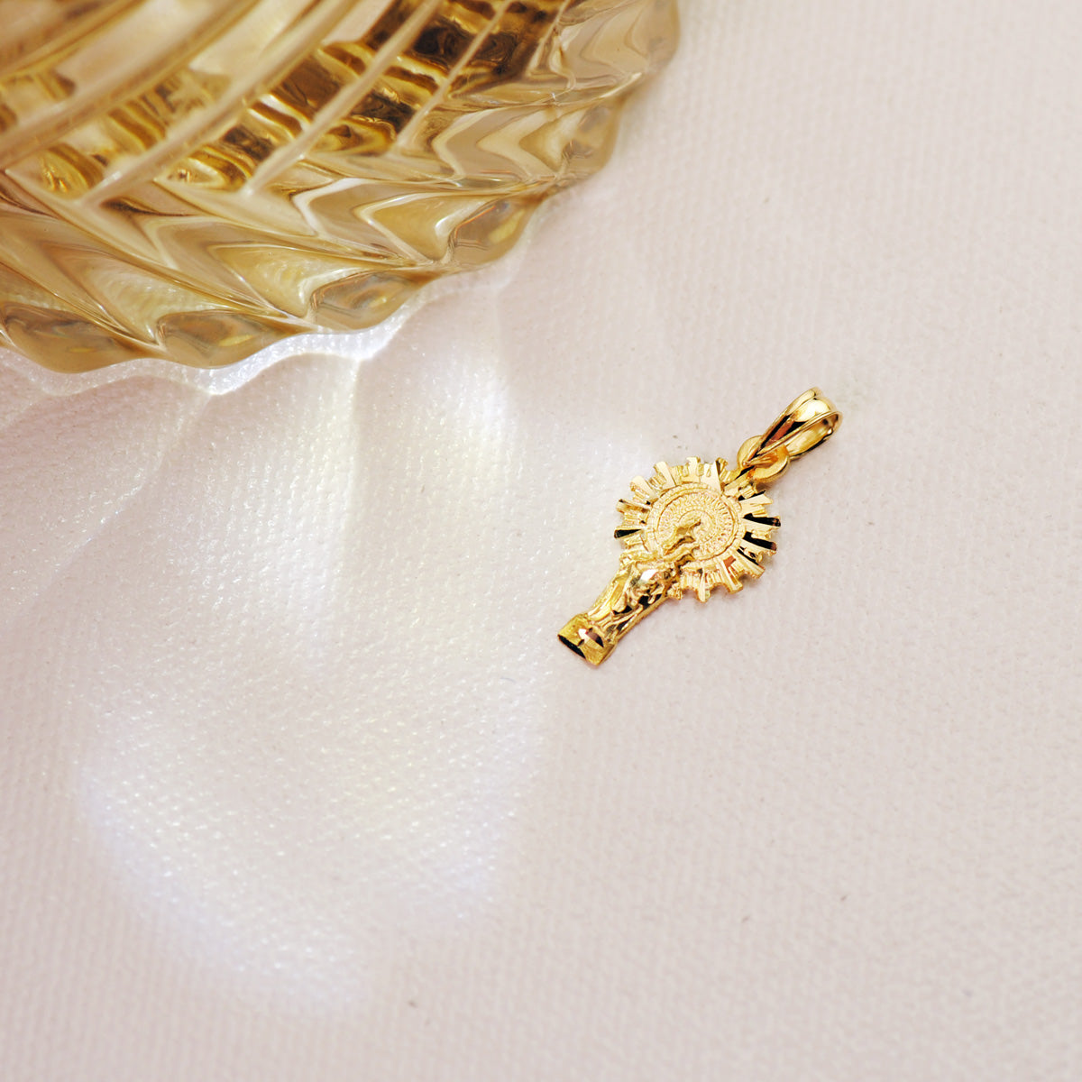 18K geelgouden medaille Maagd van het Pilar-silhouet 21X11 mm